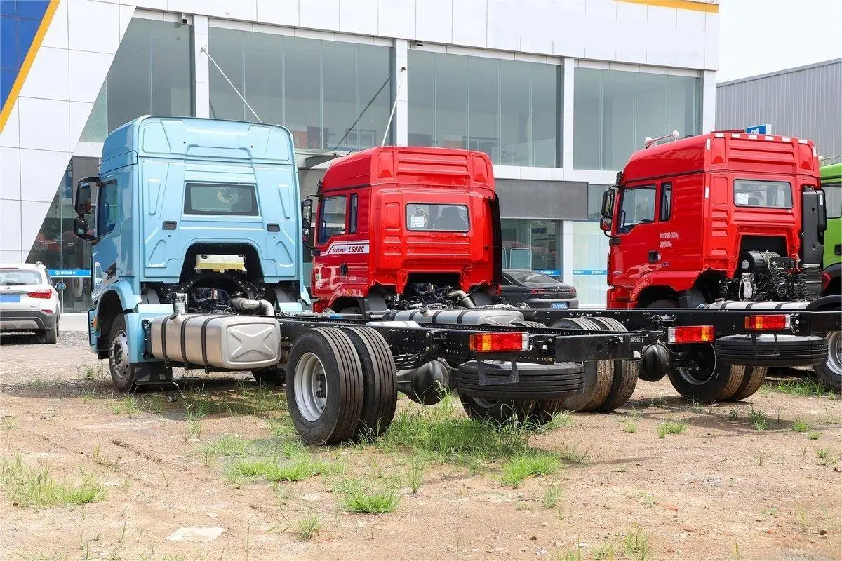 SHACMAN Heavy Duty Truck  M6000 Elite Edition 300 HP 4X2 AMT Automatic Transmission Truck head for sale