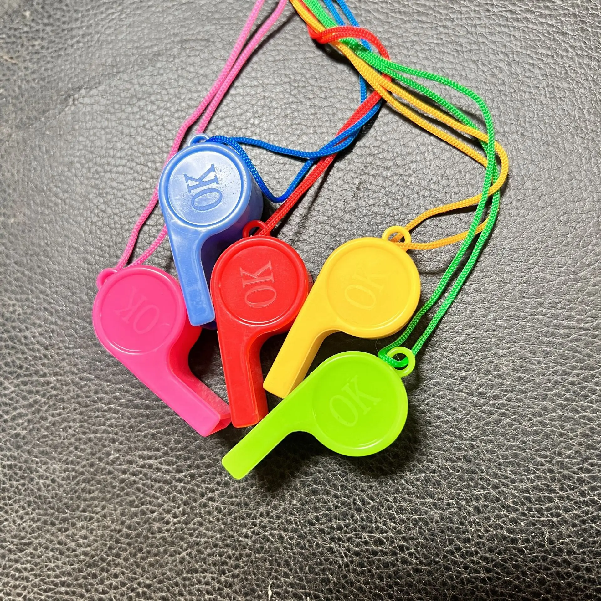 Hot selling plastic whistle 4.5cm competition special referee whistle style store gift.