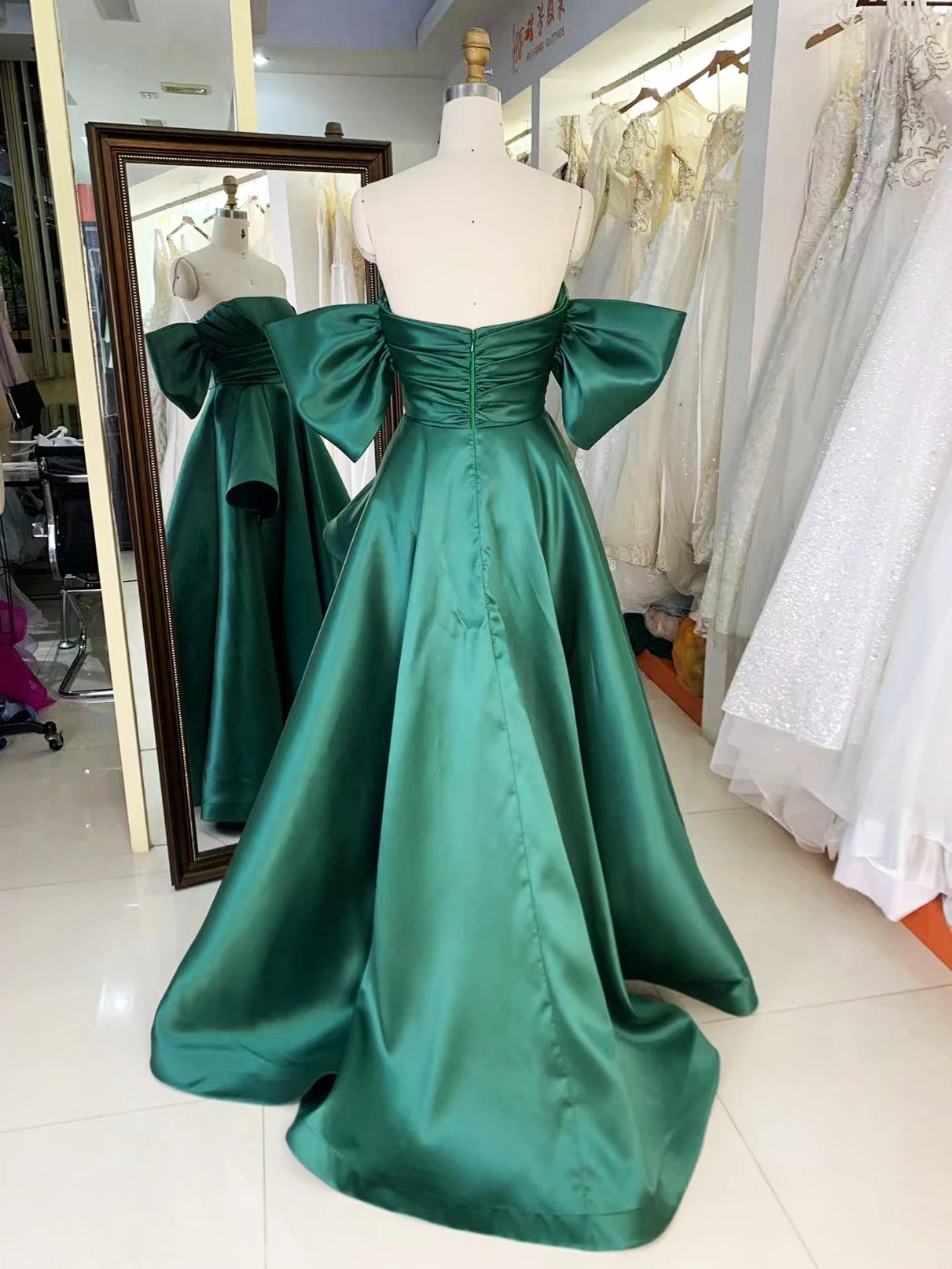 2025 New fashion custom strapless emerald satin fabric pleated dress modern party trend design evening dress