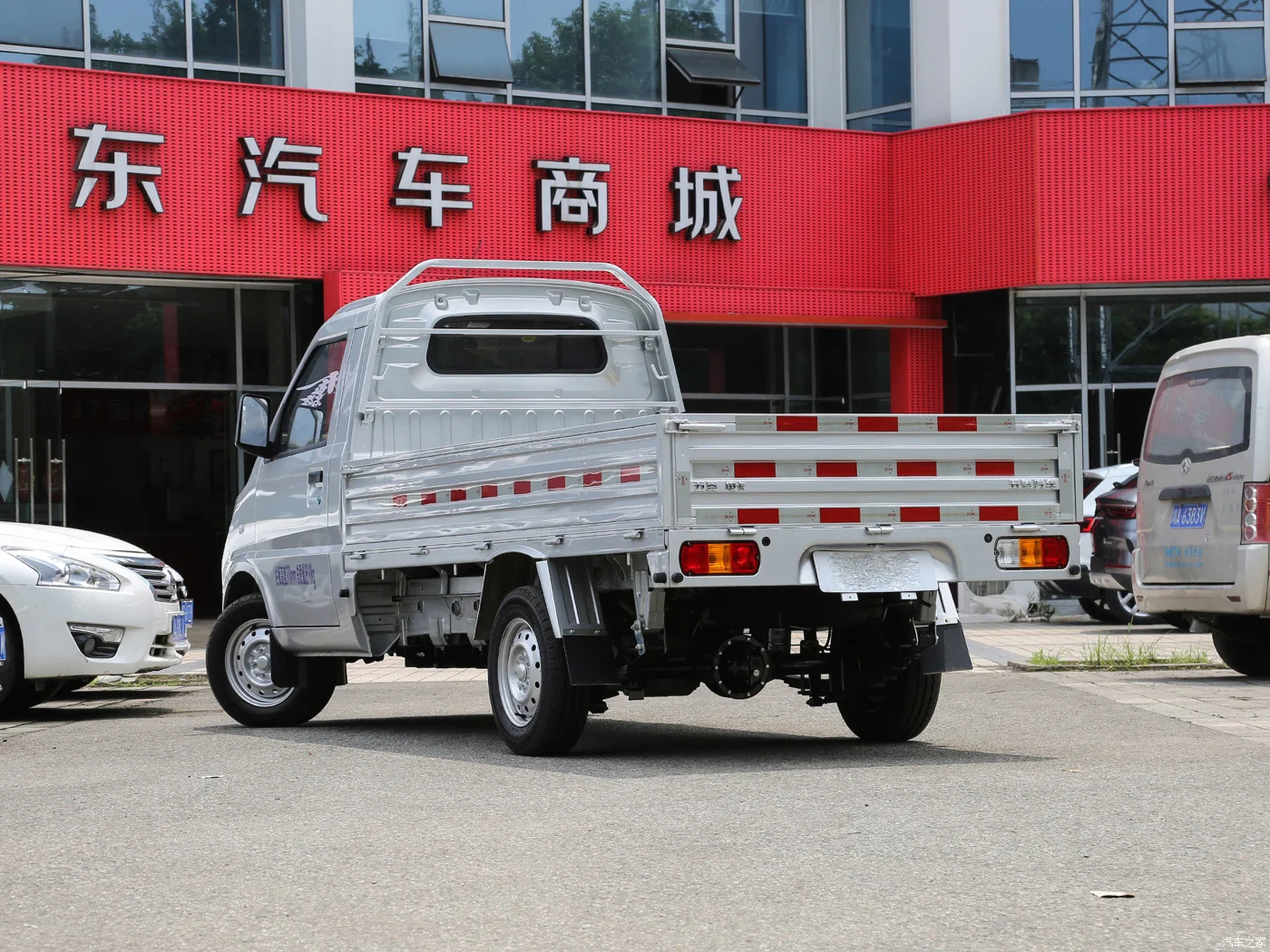 Chinese Wuling 4X2 LHD 2.5T LFP Battery 41.86kWh Endurance 300km Chinese Ev Truck Electric Mini Truck