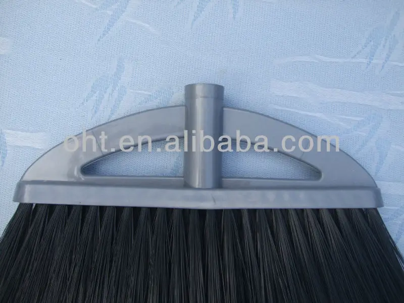 Пластиковая щетка для чистки с длинной ручкой