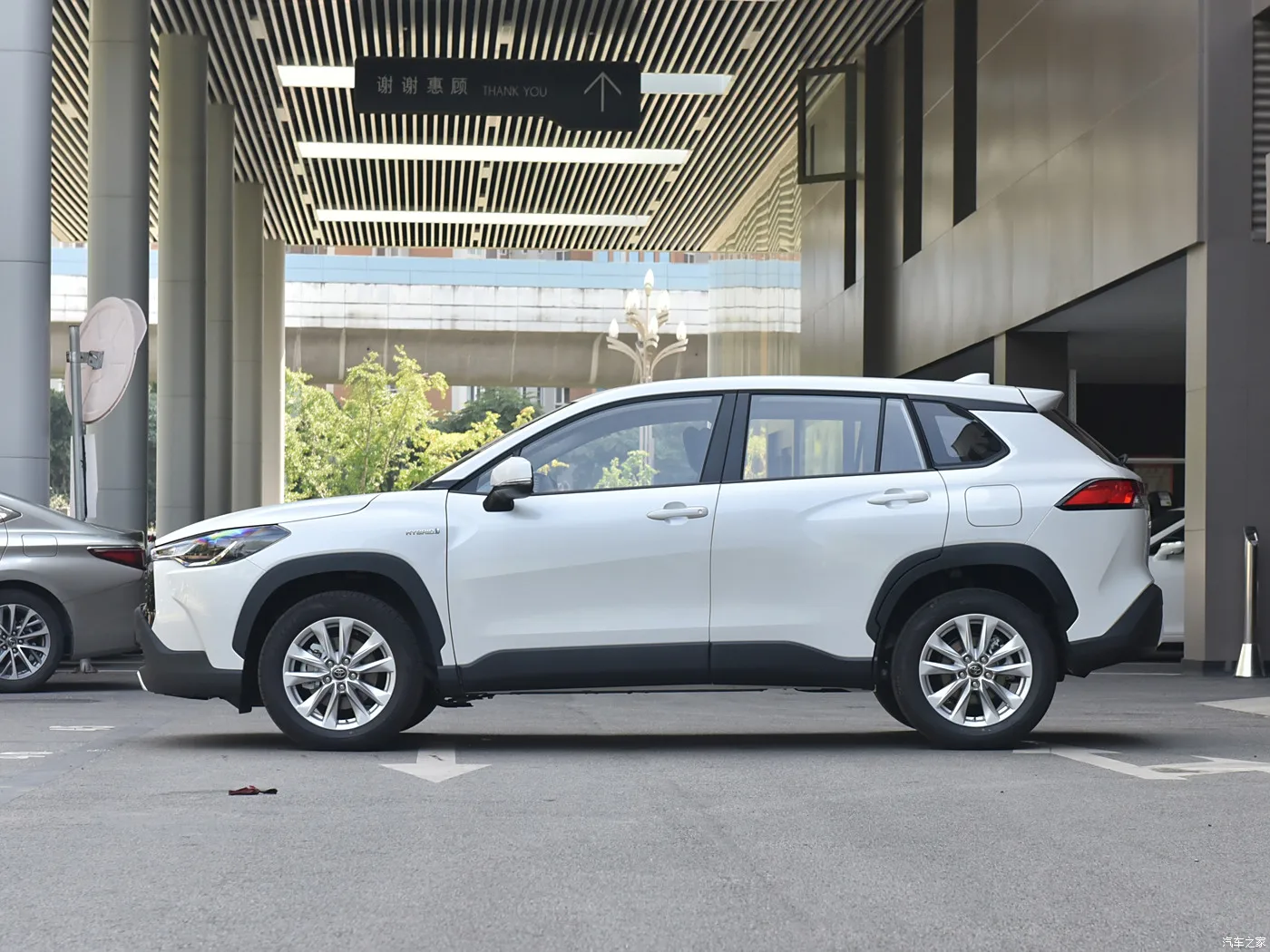 Лидер продаж 2024 Toyot A Rav 4 2 0 t самый продаваемый умный гибридный автомобиль в России