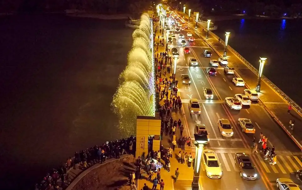 
Chinese Latest Design Decorative Digital Dancing Swing LED Jet Water Fountain On the Bridge 