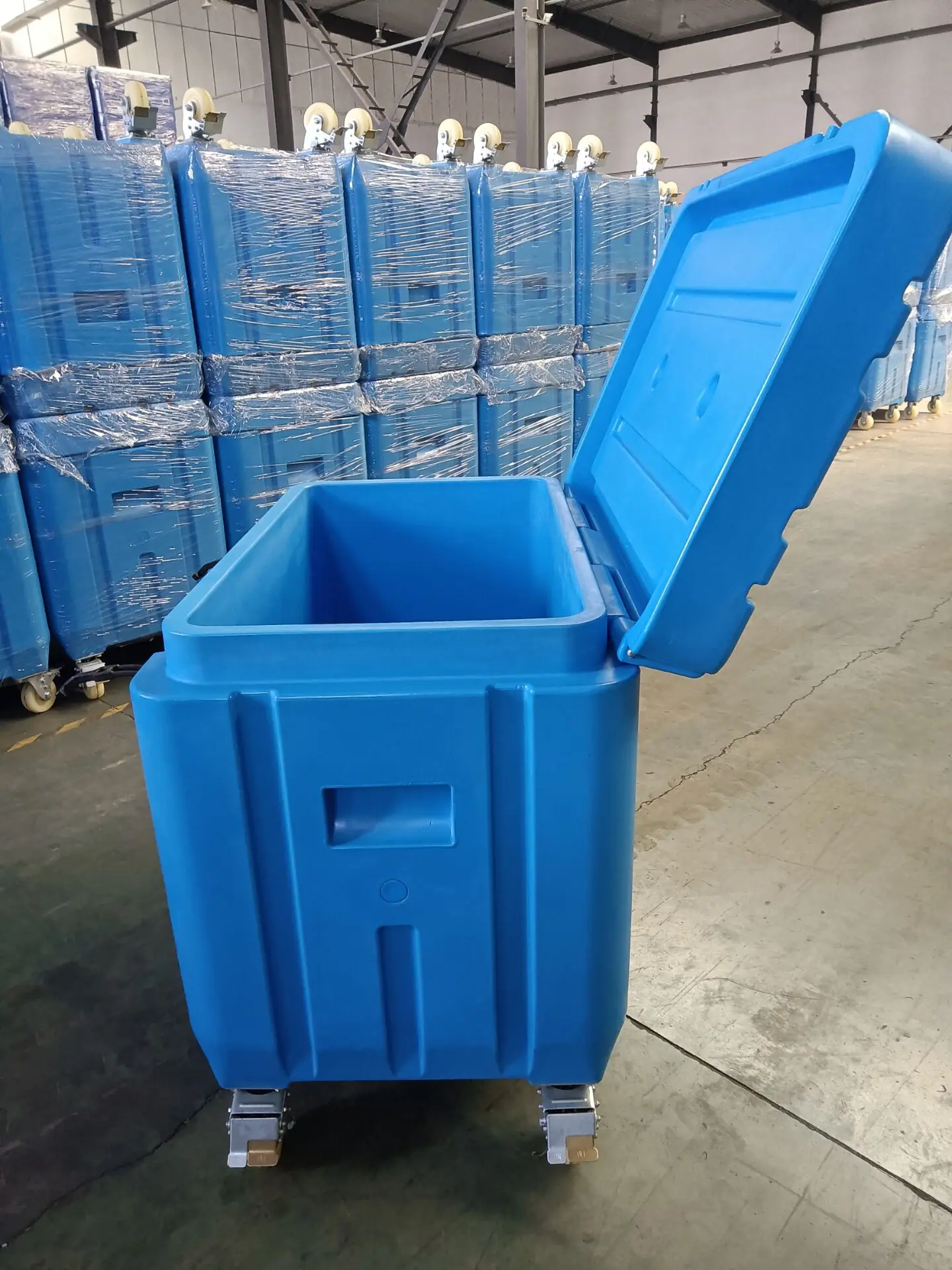 High capacity dry ice storage box for transport of dry ice pellets and blocks