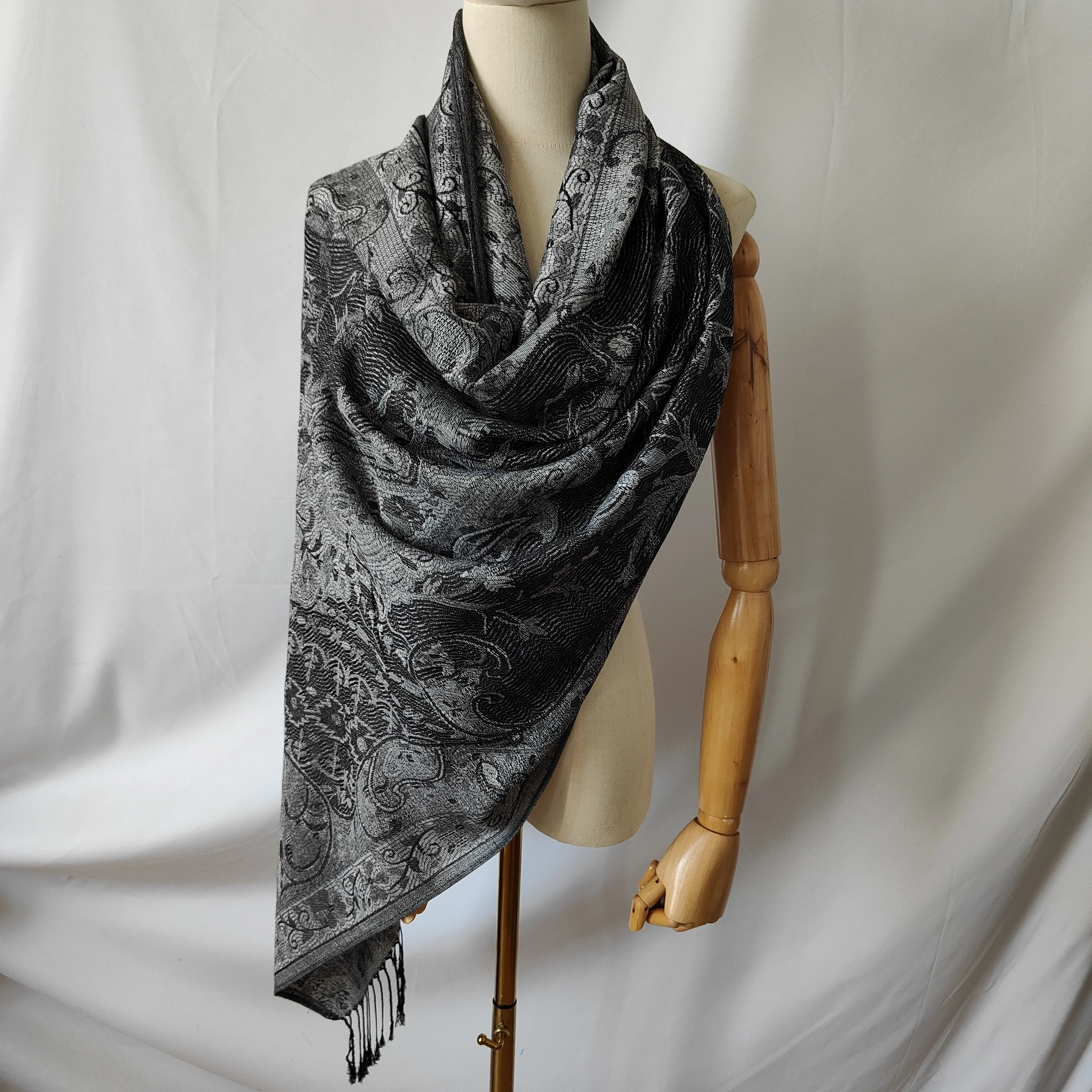 Custom Pashmina Scarf Silky Women Two Tone Pashmina Shawls And Wraps With Fringes High Quality Paisley Scarfs Shawls