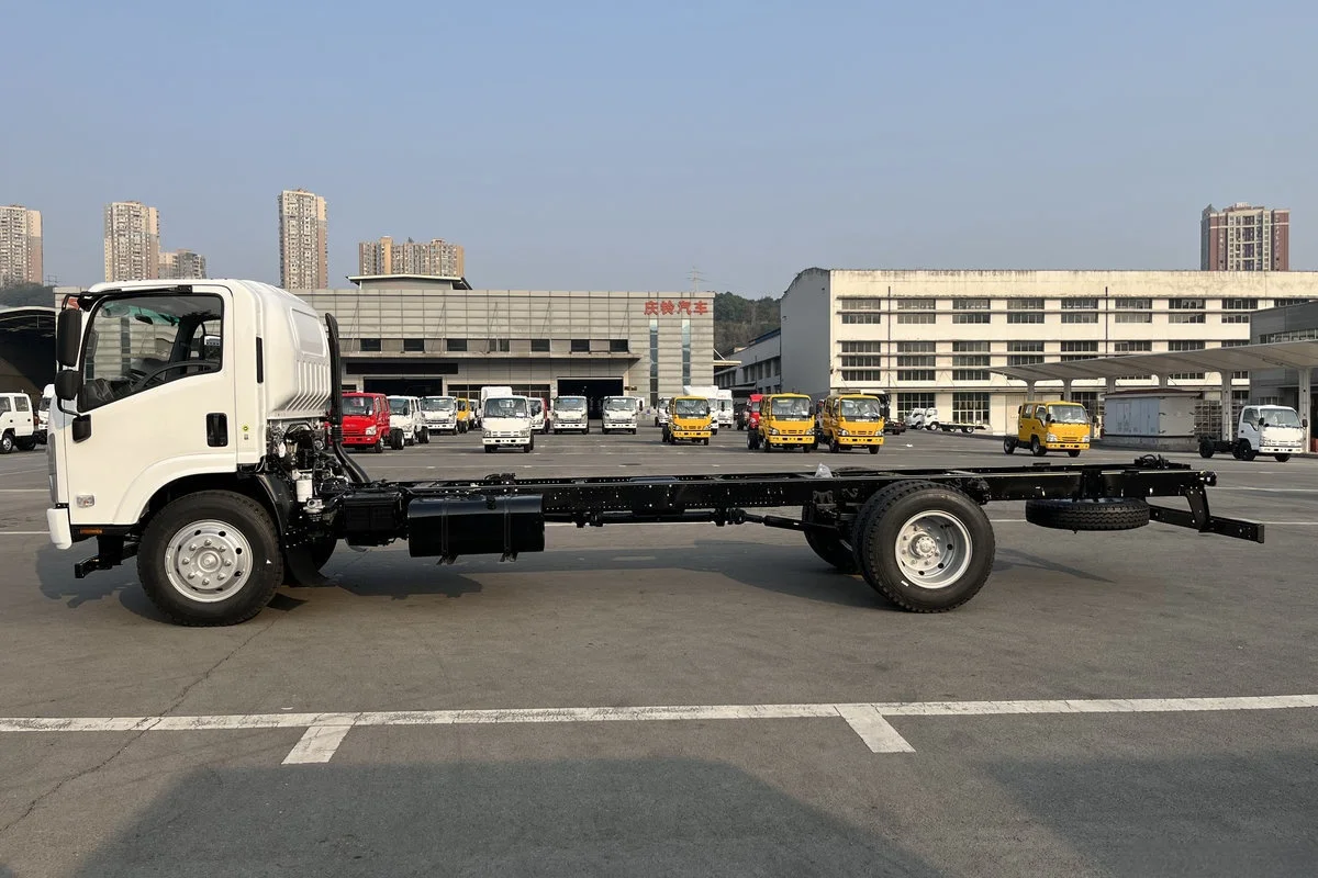 Isuzu 700P Used Light Cargo Cheap Price Power Van Truck Fence 3 Tons Truck 6 Ton Truck Head Cargo Mix 260 EURO 6 Left 4X2