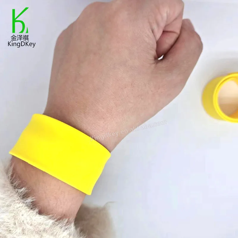 Free sample bulk cheap custom logo printing slap on band pat circle pvc rubber bracelet silicone slap wristband for kids