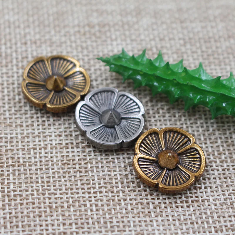 Factory wholesale fashion design flower rivet for garment decoration hardware accessories