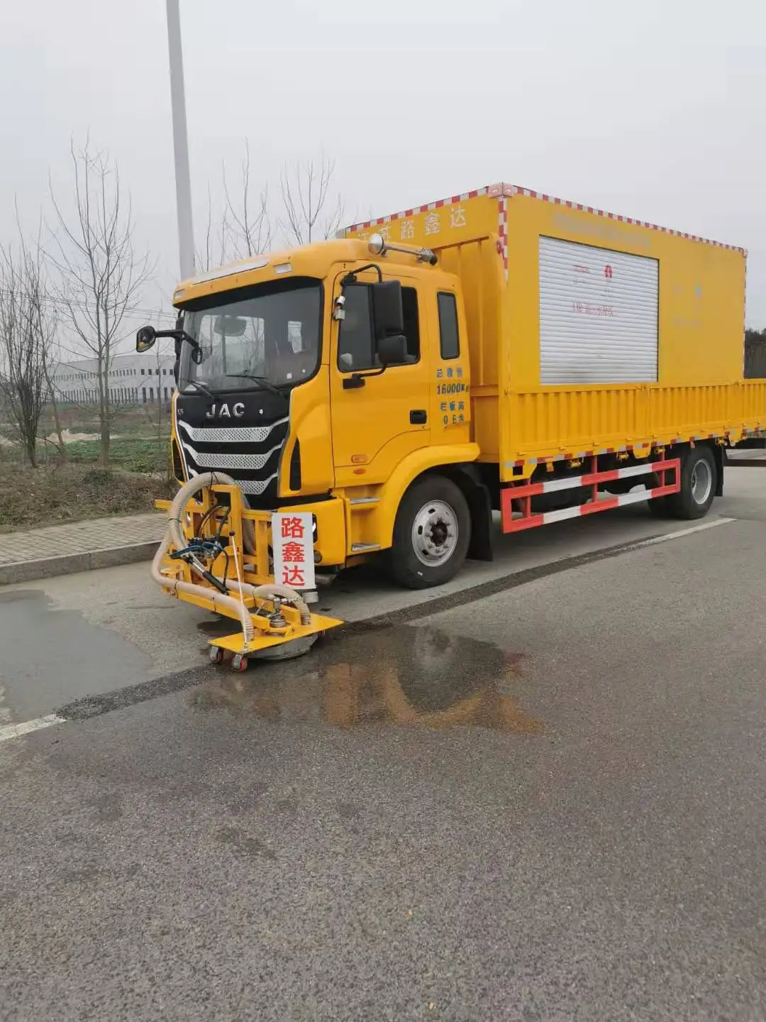 Ultra High Pressure Water Blasting Road Marking Remove Runway Rubber Glue Removal for