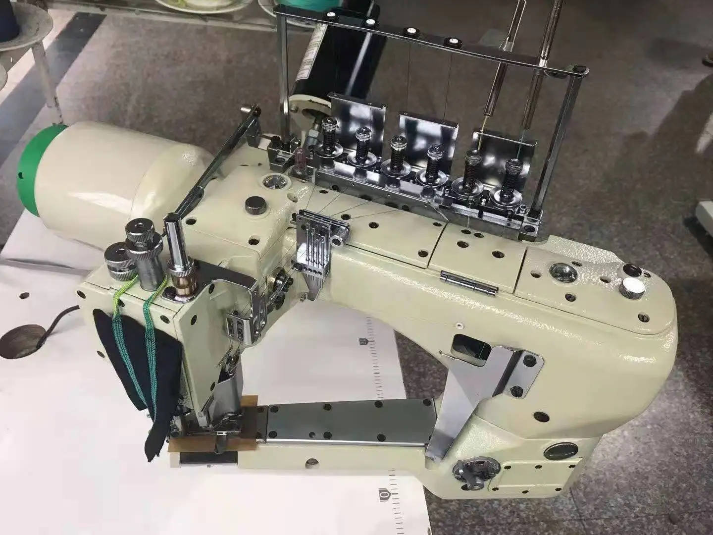 QS-62GW 4 иглы 6 поток канал от руки плоский закаточной машины швейная машина тамбурный шов для промышленной швейной