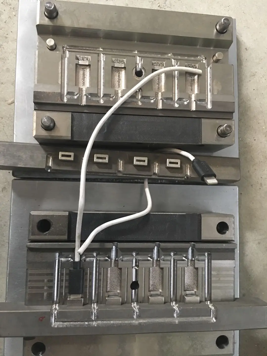 OEM customized usb cable plastic injection mould  data cable mold