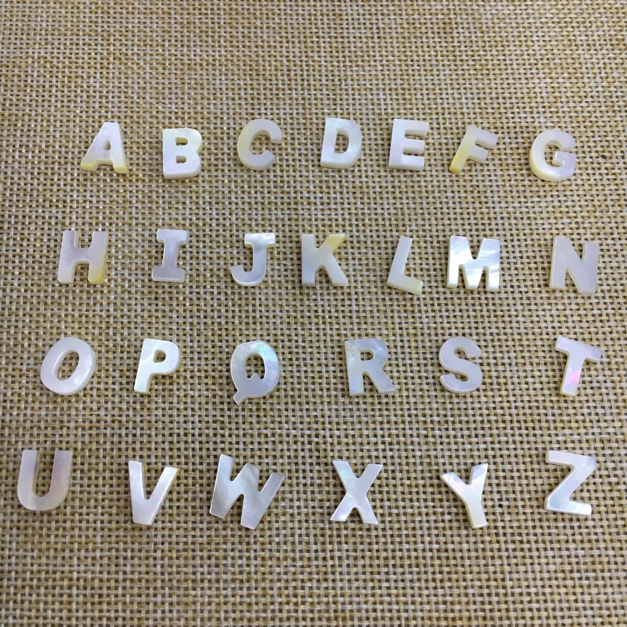 
Оптовая продажа, натуральная перламутровая ракушка, буквы «сделай сам», ювелирные аксессуары, 26 алфавитов, бусины россыпью 