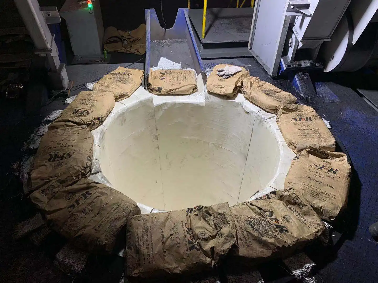 
ALU-RAM 130CU Refractory for non-ferrous alloy in coreless induction furnace for copper Melting and Holding 