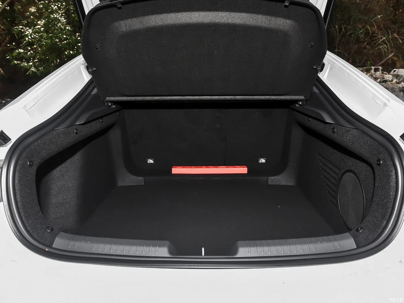 2024 model ChangAn Uni-V 1.5T Nav Gasoline Sedan with Fuel Cell Left Steering Highly Efficient Car