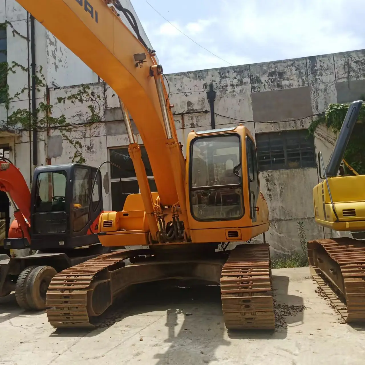 Hyundai 220-5 backhoe equipment Japanese used digger excavator machine with cheap price and spare parts for sale
