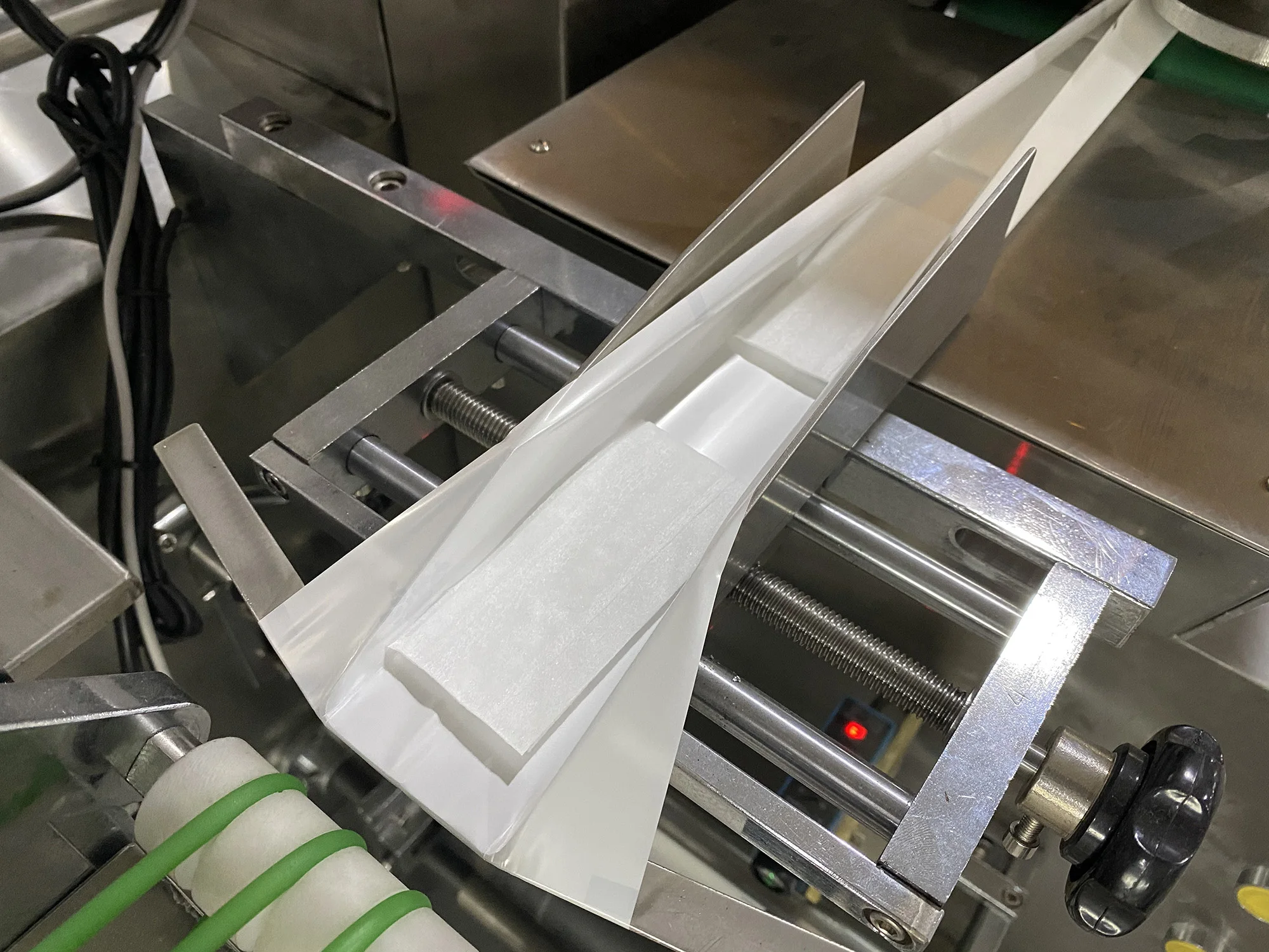 Single piece sterilized wet wipes packaging machine pouch sachet disposable wet tissue pocket packing machine price