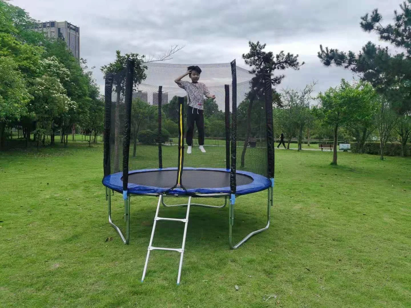 Nanjian 6ft 8ft 10ft 12ft 14ft 15ft 16ft Big Garden Round Outdoor Trampoline With Enclosure Safety Net for sale