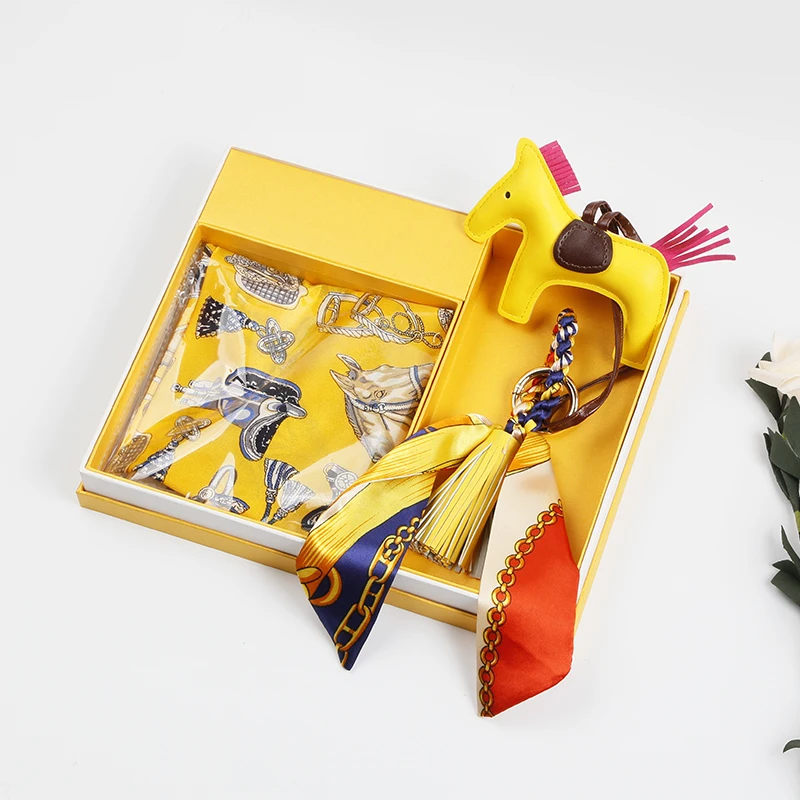 2021 New custom gifts ladies gift set for valentine gifts 100% silk scarf with horse key chain