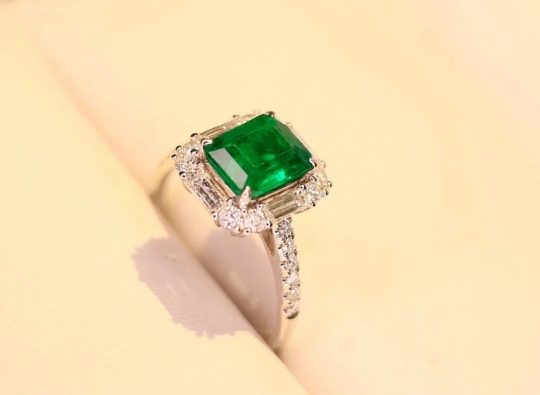 BIg SHining Green Natural  Muzo Delicate Design emerald diamonds ring