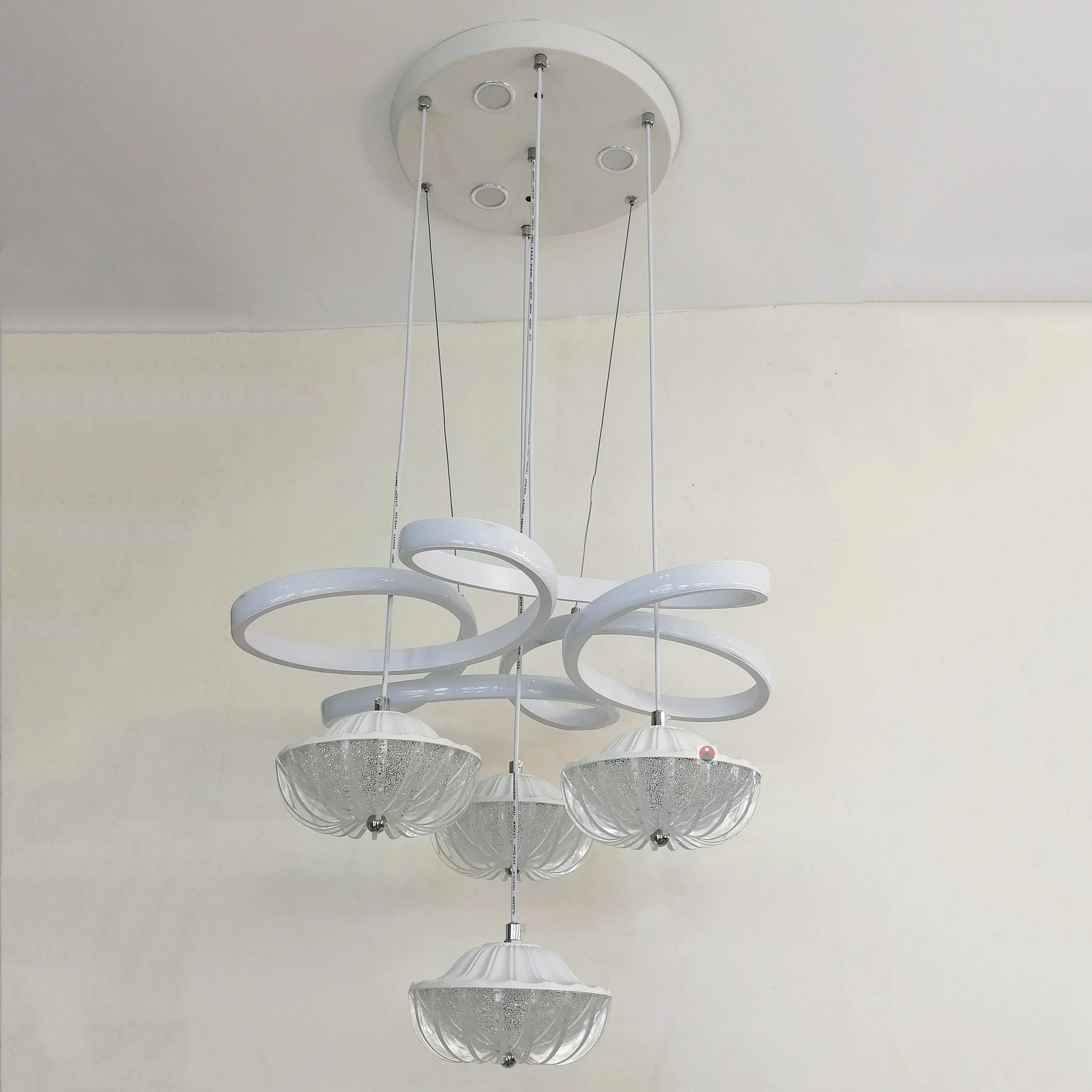 Оптовая продажа с фабрики прямая цветная Подвесная лампа из алюминия и акрила RGB