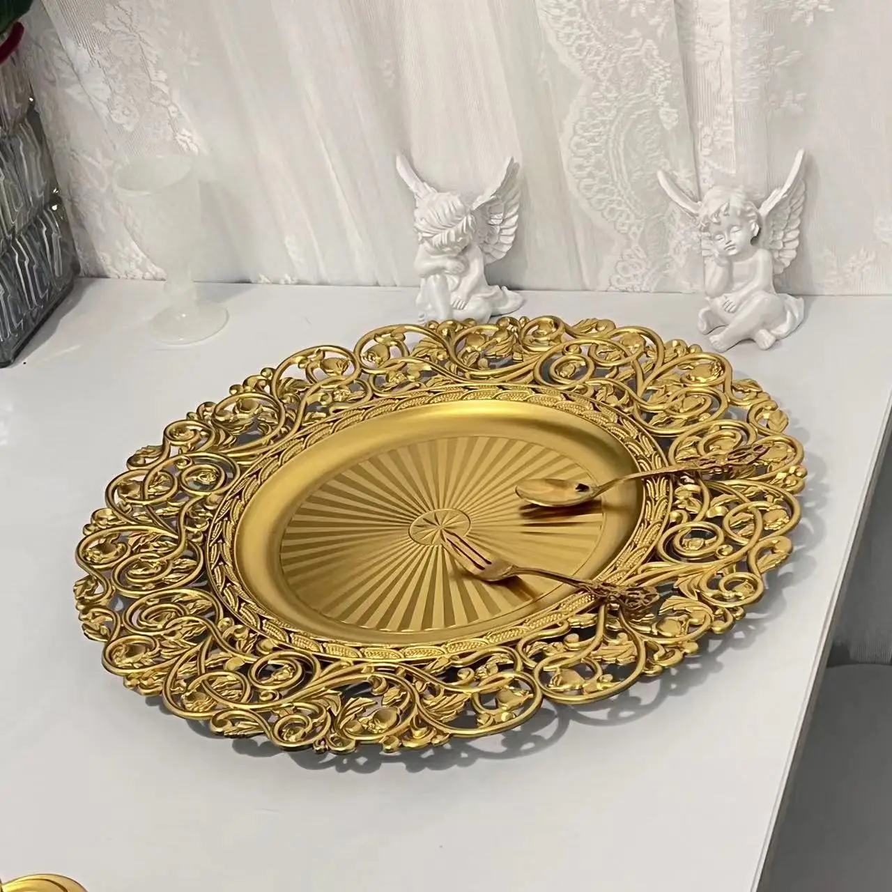2024 New European Style  Gold Charger Plates For Fruit Weddings Plastic Elegant Charger Plates
