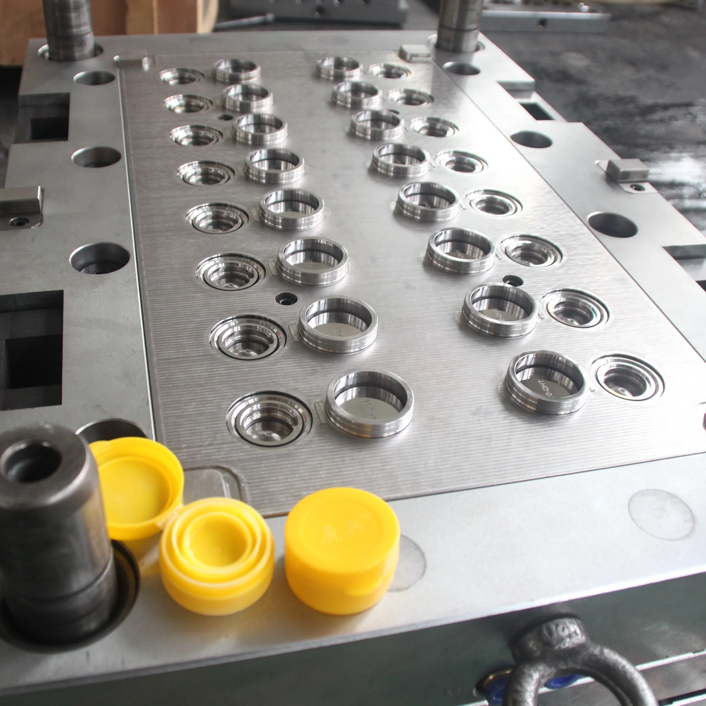 plastic injection edible oil cap mold  flip top cap mold custom molded plastic twist cap mould