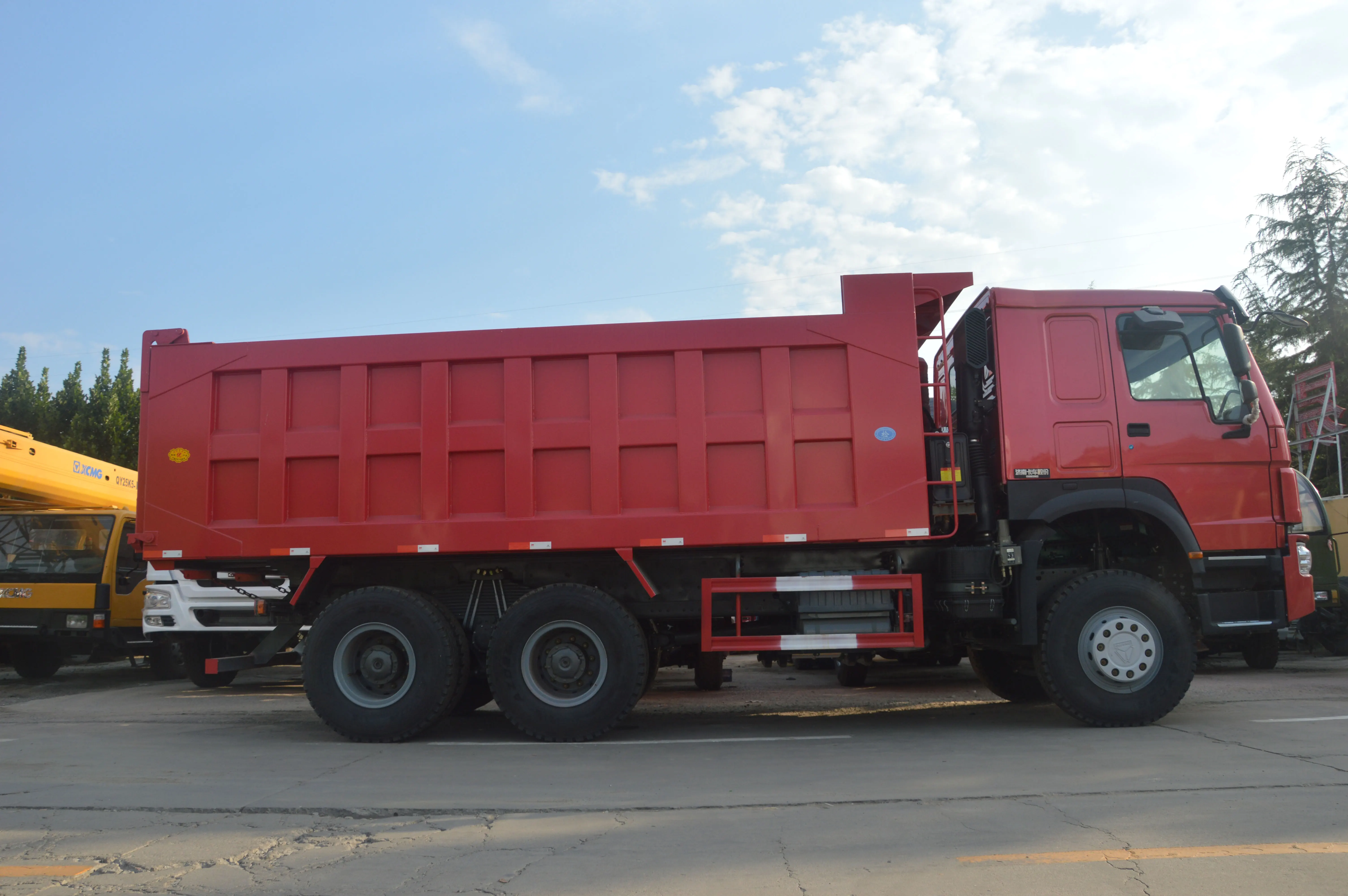 Грузовик Sinotruk HOWO большой грузоподъемный самосвал песчаный камень 6*4 10 колесный 371 л.с. грузоподъемность 40-50 тонн 80 автоматический левый