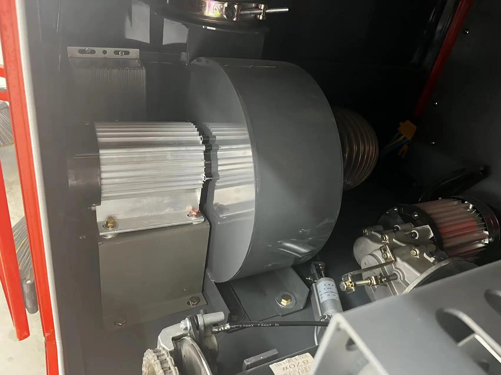 Truck 4 Wheel Street Cleaning Machine Closed Power  Sweeper Car with Water Spraying  Function