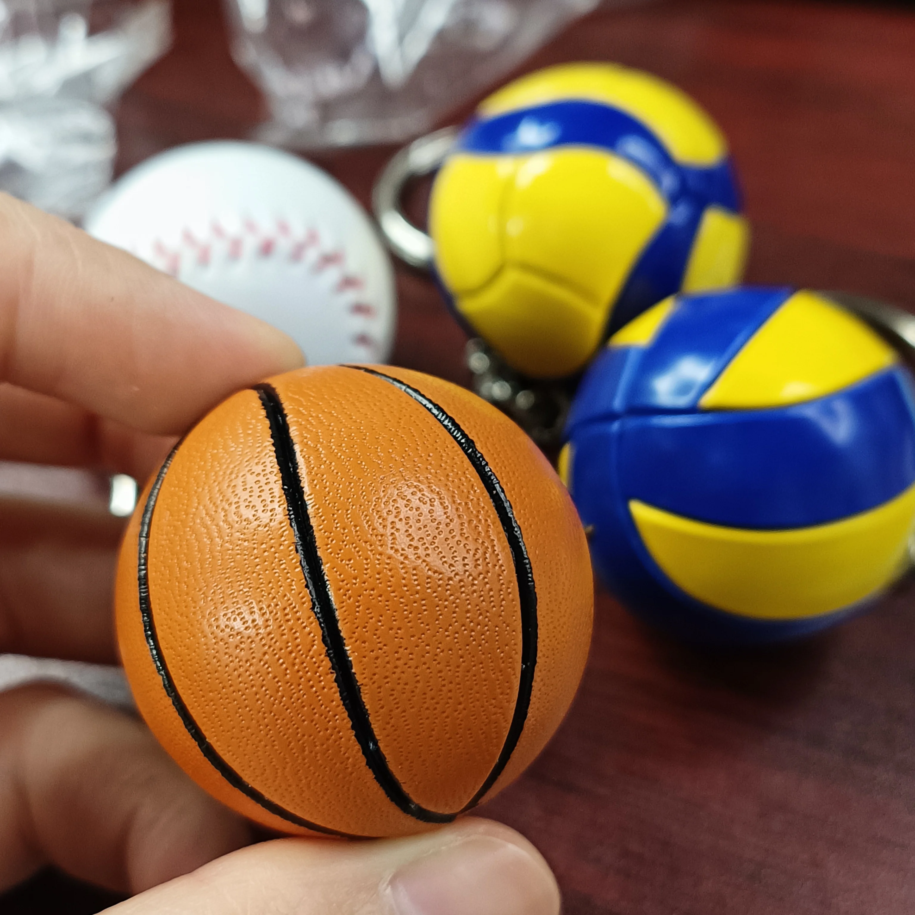 Custom Souvenirs Gift Plastic Ball Keychain Non Deformable Volleyball Basketball Soccer Ball Keychain With Logo Custom