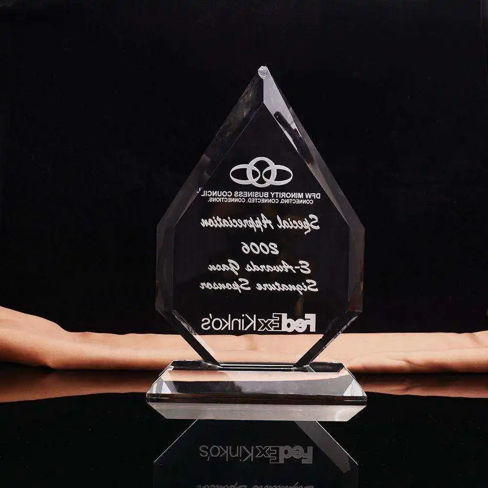 Honor of Crystal Wholesale Crystal Trophy Folk Art Clear Free Logo Honor Block Cube Engraved Award Trophy