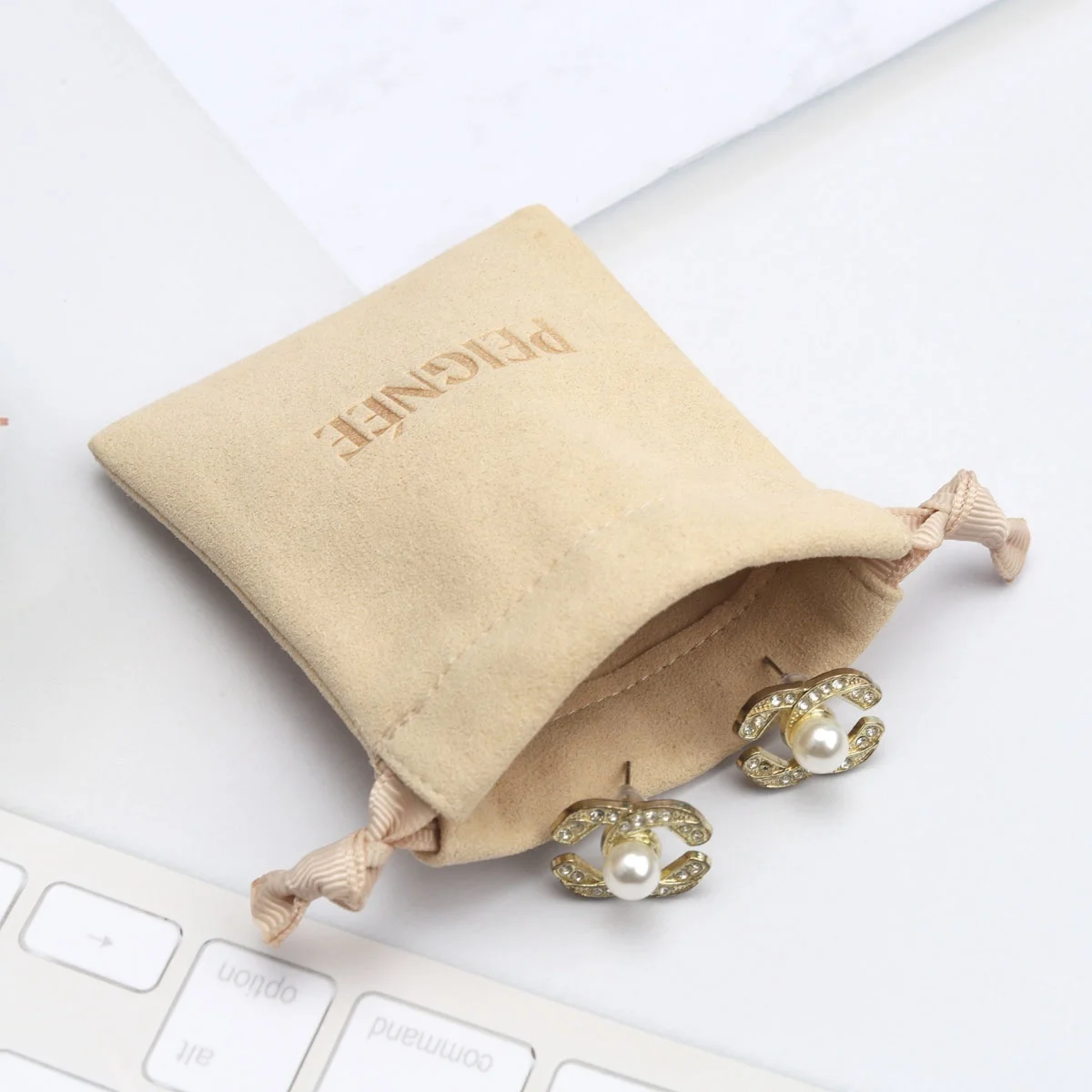 Custom Logo Emboss Microfiber Drawstring Jewelry Storage Bag Luxury Suede Envelope Ring Necklace Microfiber Jewelry Pouch