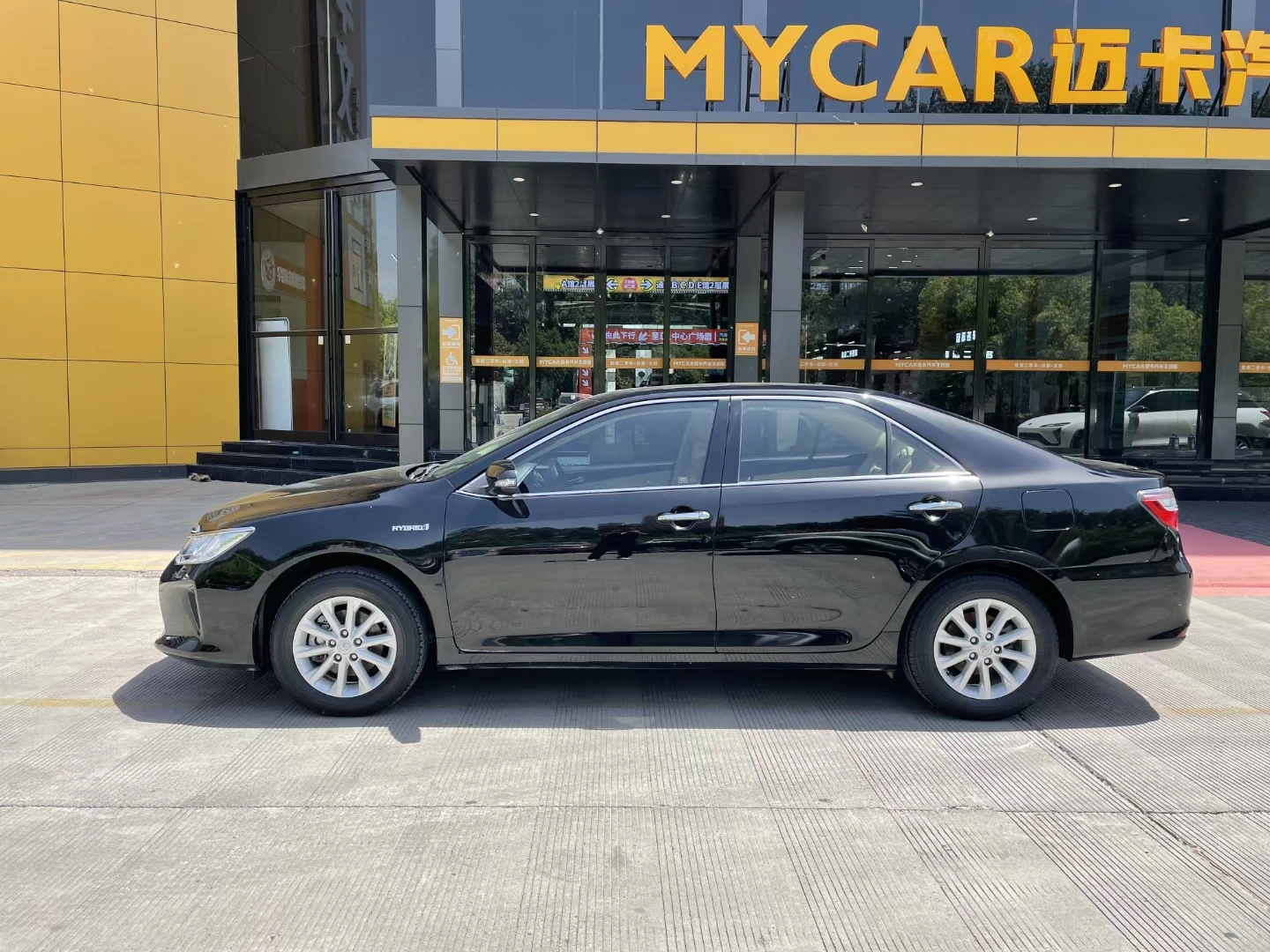 Black 1000w 4 Seater Usedcar 2015 Toyota Camry Deluxe Navigation Edition Hybrid Car for Sale