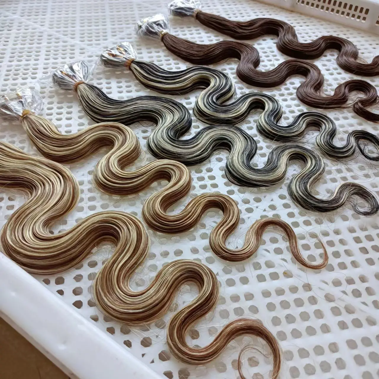 Raw Hair Wholesale Russian Virgin Human Hair 613 Blonde Thick End 3A 4B Curly Tape In Hair Extension 20 Piece