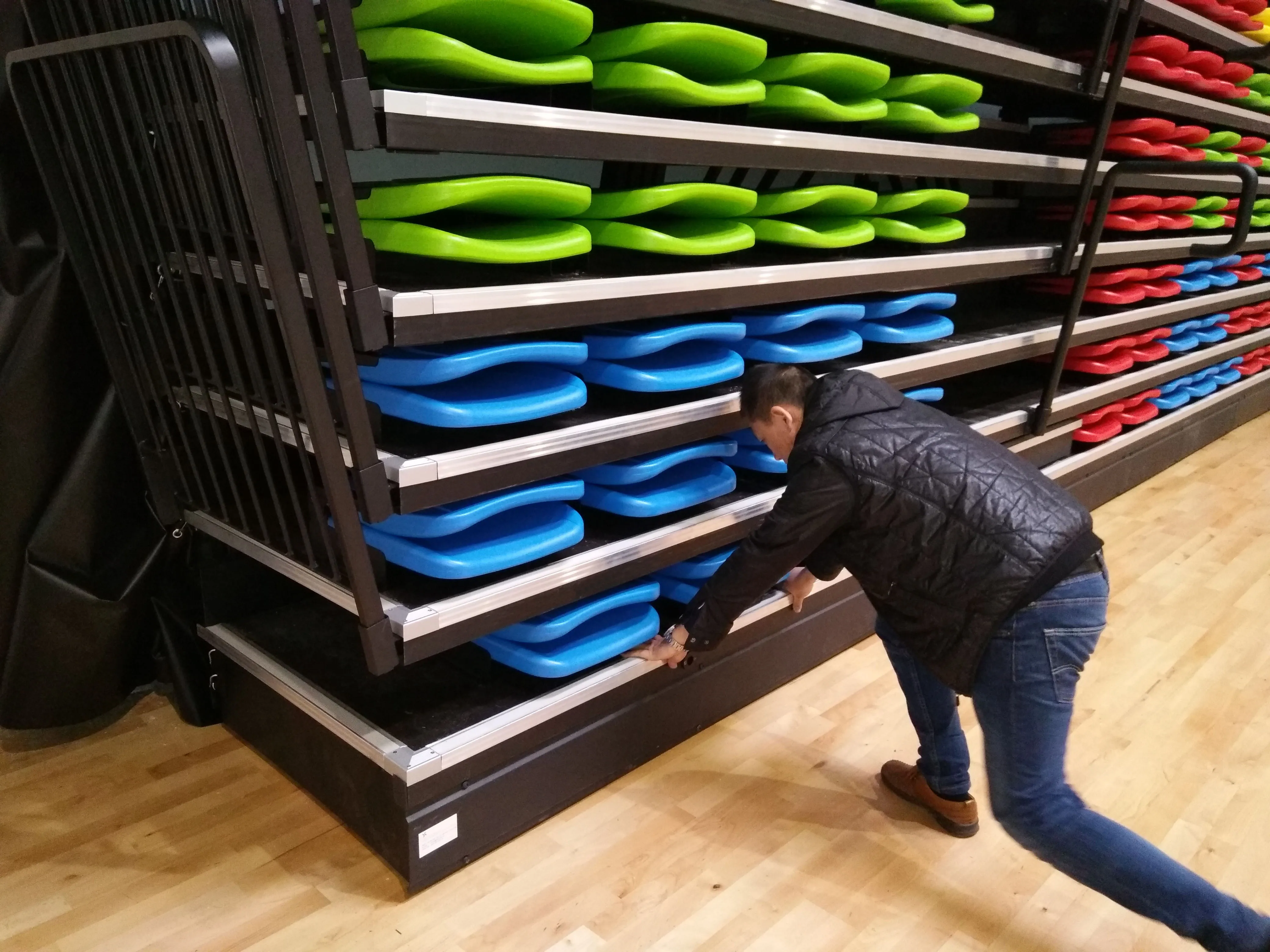  Gymnasium Seat Retractable Seating System With Indoor Polymer HDPE Seats Sports Facility For Stadiums