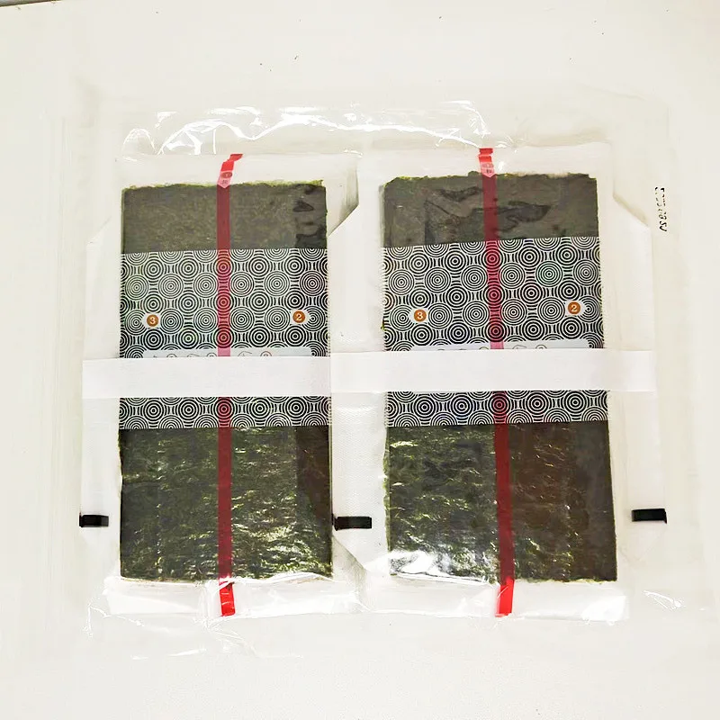 Темно-зеленый цвет C треугольник onigiri nori