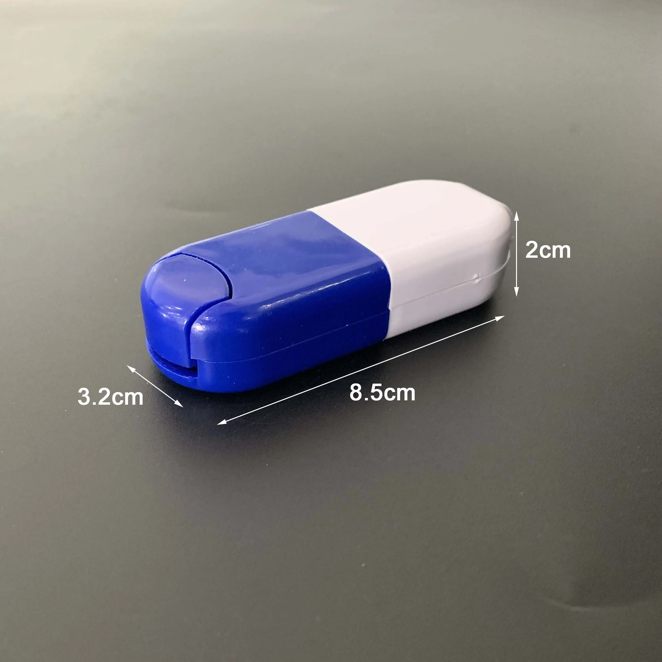 Пластиковый контейнер для хранения таблеток с лезвием из нержавеющей стали