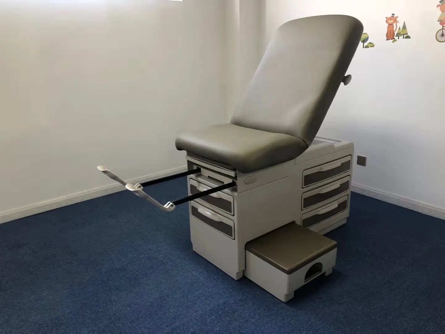 Manual hospital gynecological examination bed