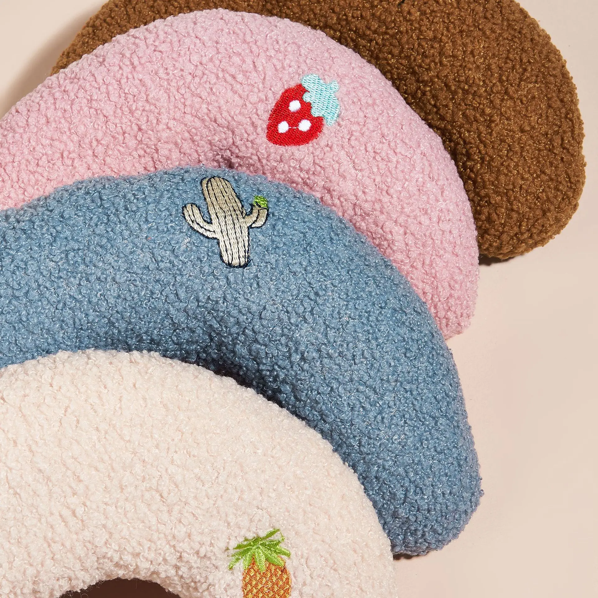 2024 U-shaped pillow for pets  accessories cama gato eco friendly Cat cartoon embroidery pillow