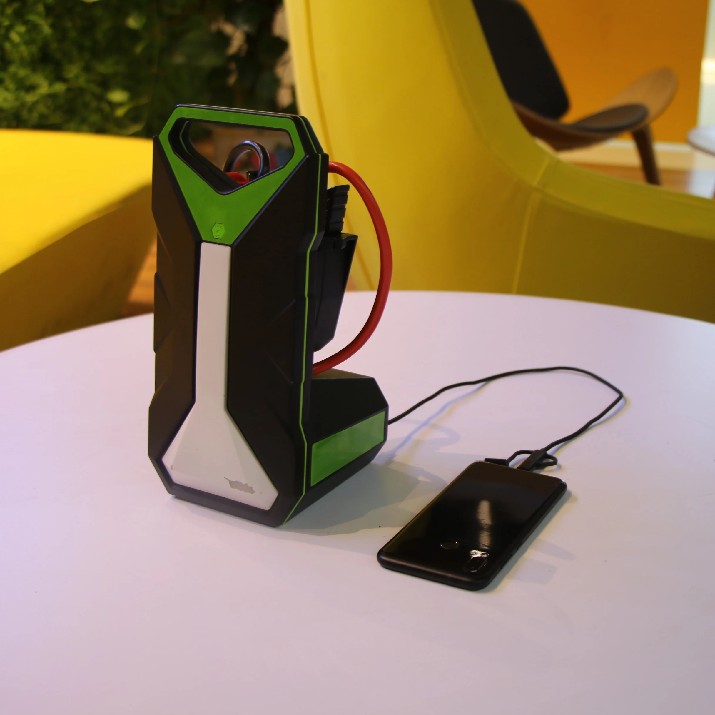  Пусковое устройство Boltpower V12 2000 А со встроенным автомобильным кабелем