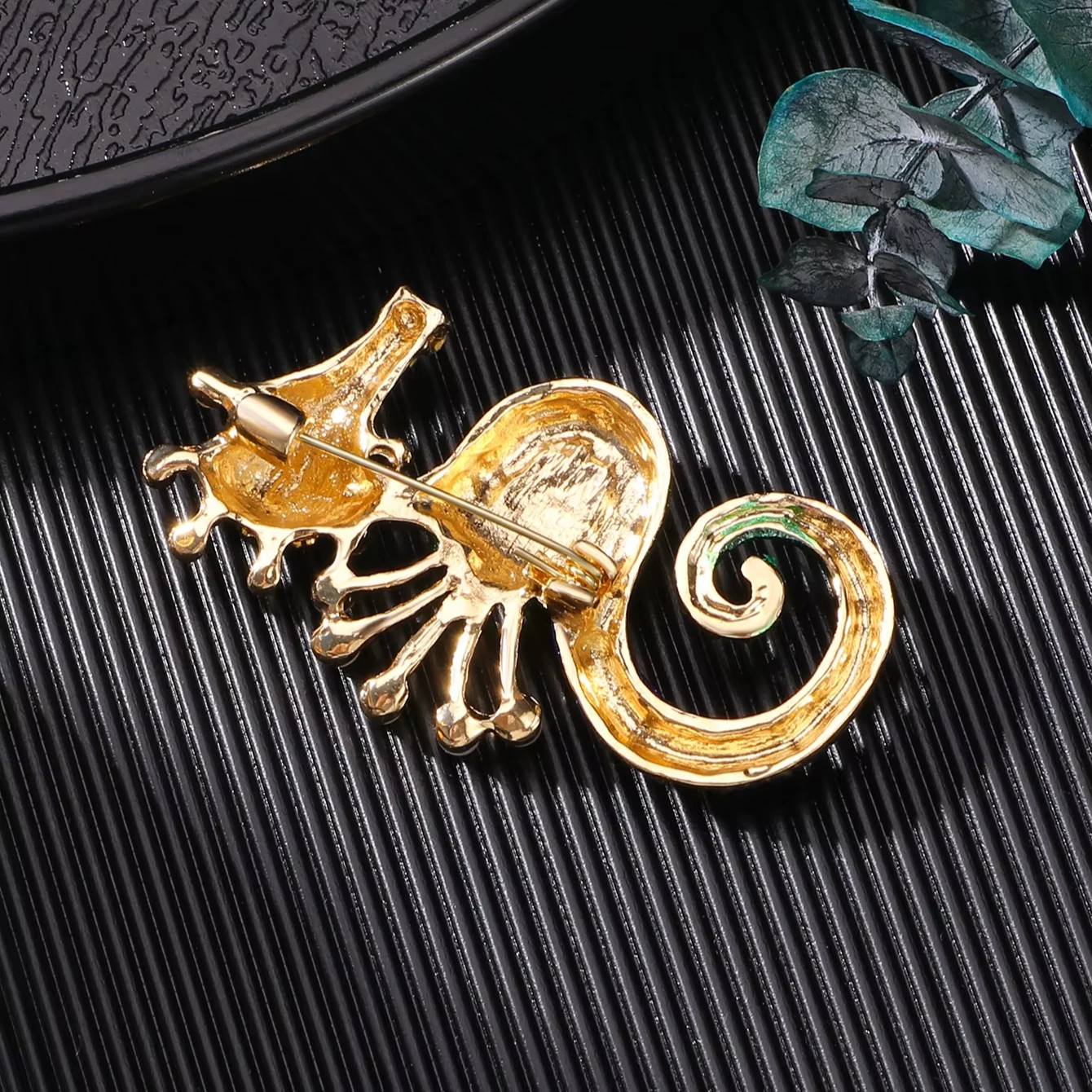 Customizable Vintage Cartoon Duck Brooch with Rhinestones Fashionable Corsage Cufflinks Pins & Buckles