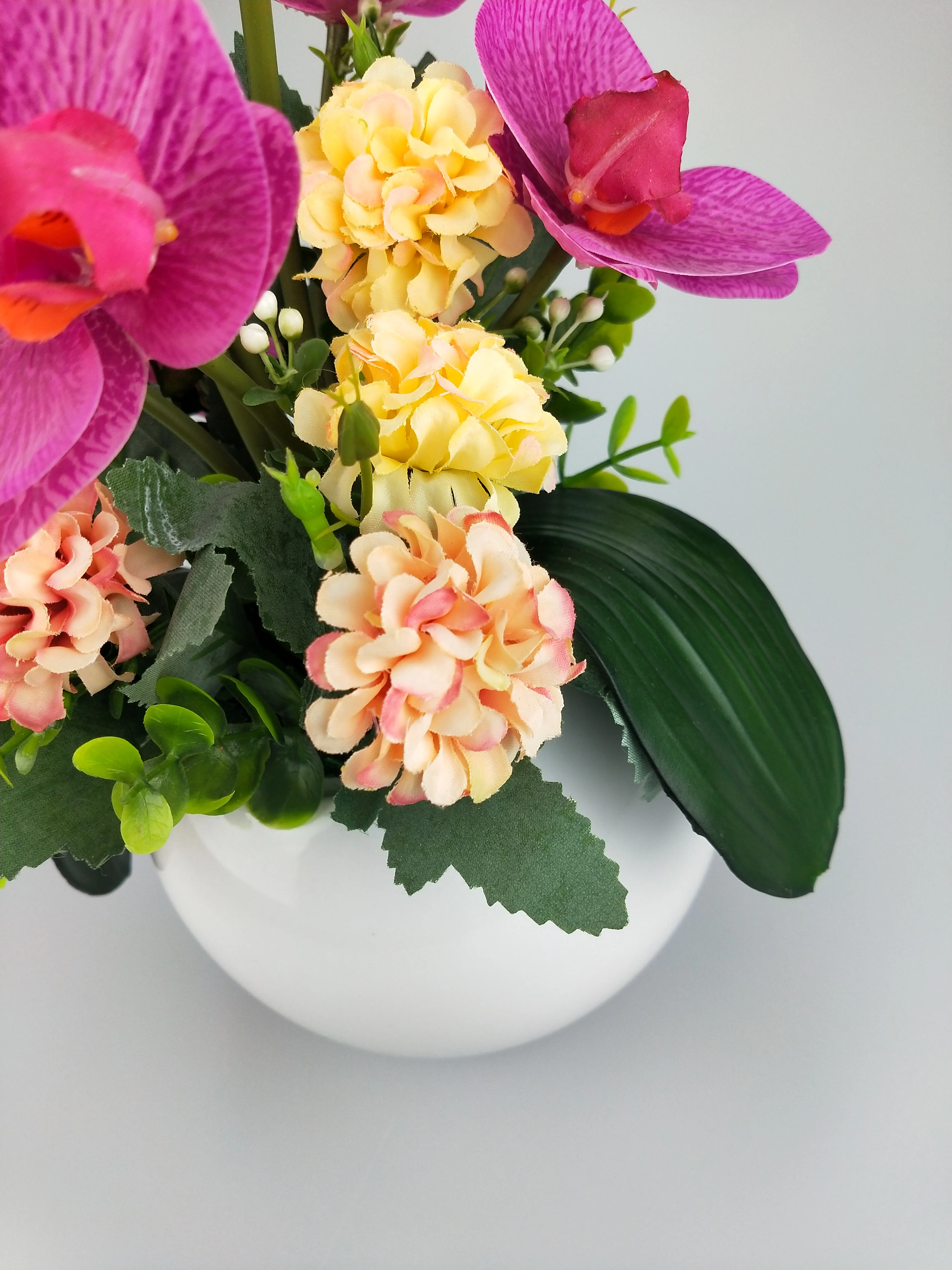 Chinese factory supplier cheap price artificial plastic flower arrangement orchid PE foam leaves in ceramic pot home decor