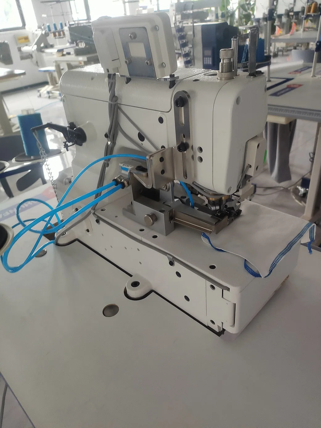 Direct Factory Sale Flat-Bed Interlock Commercial Electric Sewing Machine For Clothes Factory