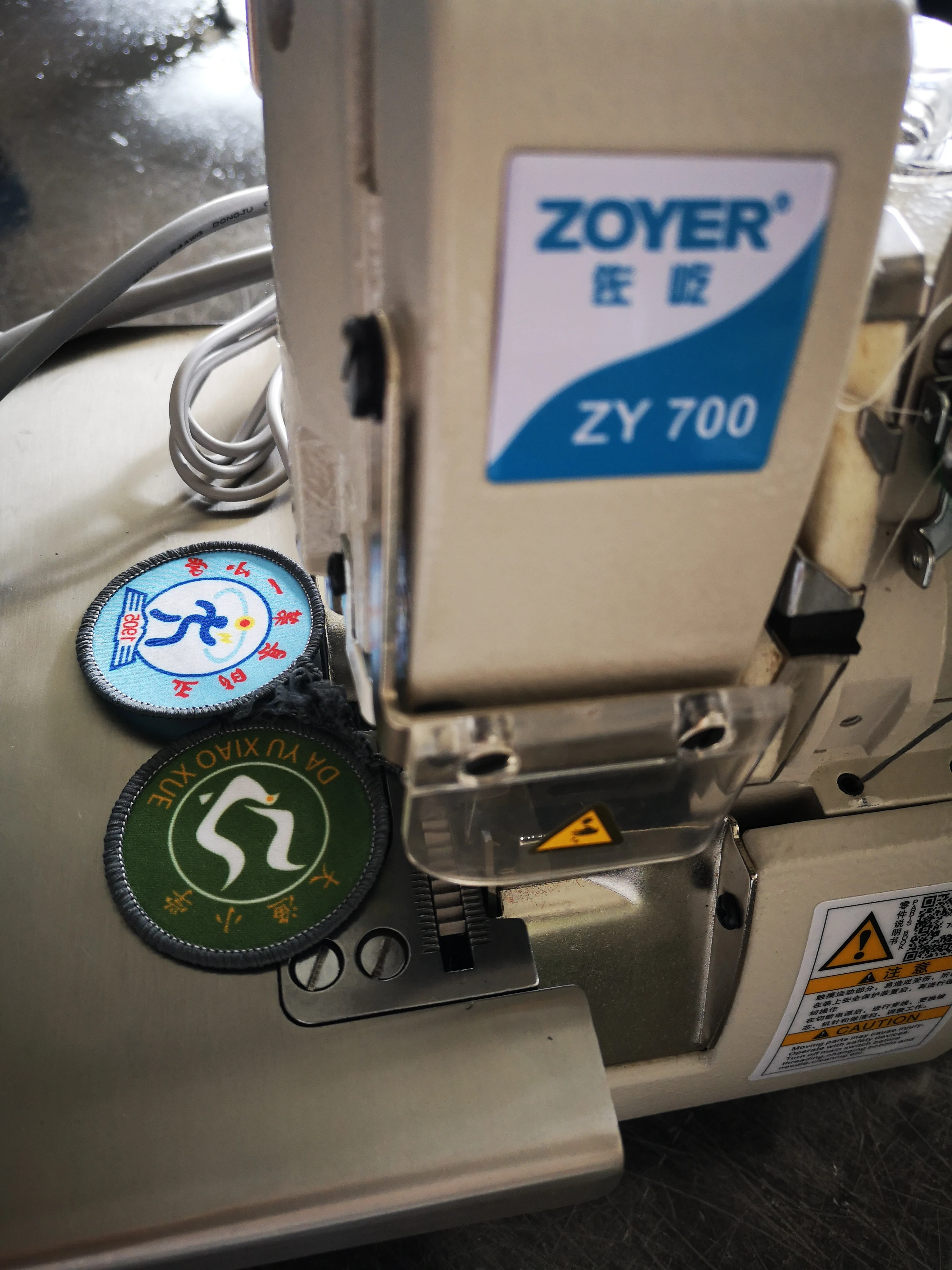 ZY700-3D zoyer прямой привод высокой скорости Подшивка промышленный оверлок швейная машина для медалей Шитье