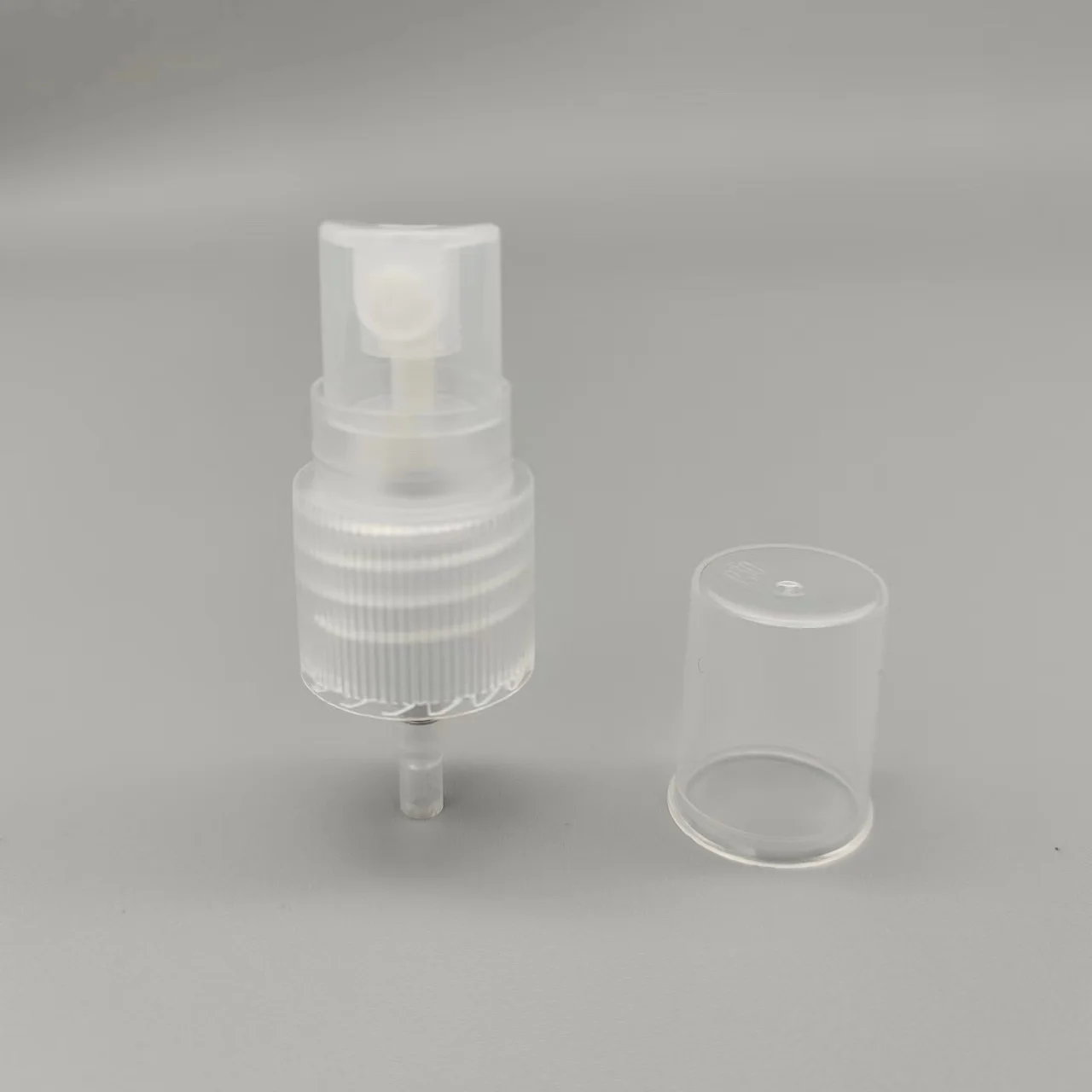 16 410 Sprayer Plastic Ribbed Smooth Atomizing White Black 18mm Fine Mist Sprayer