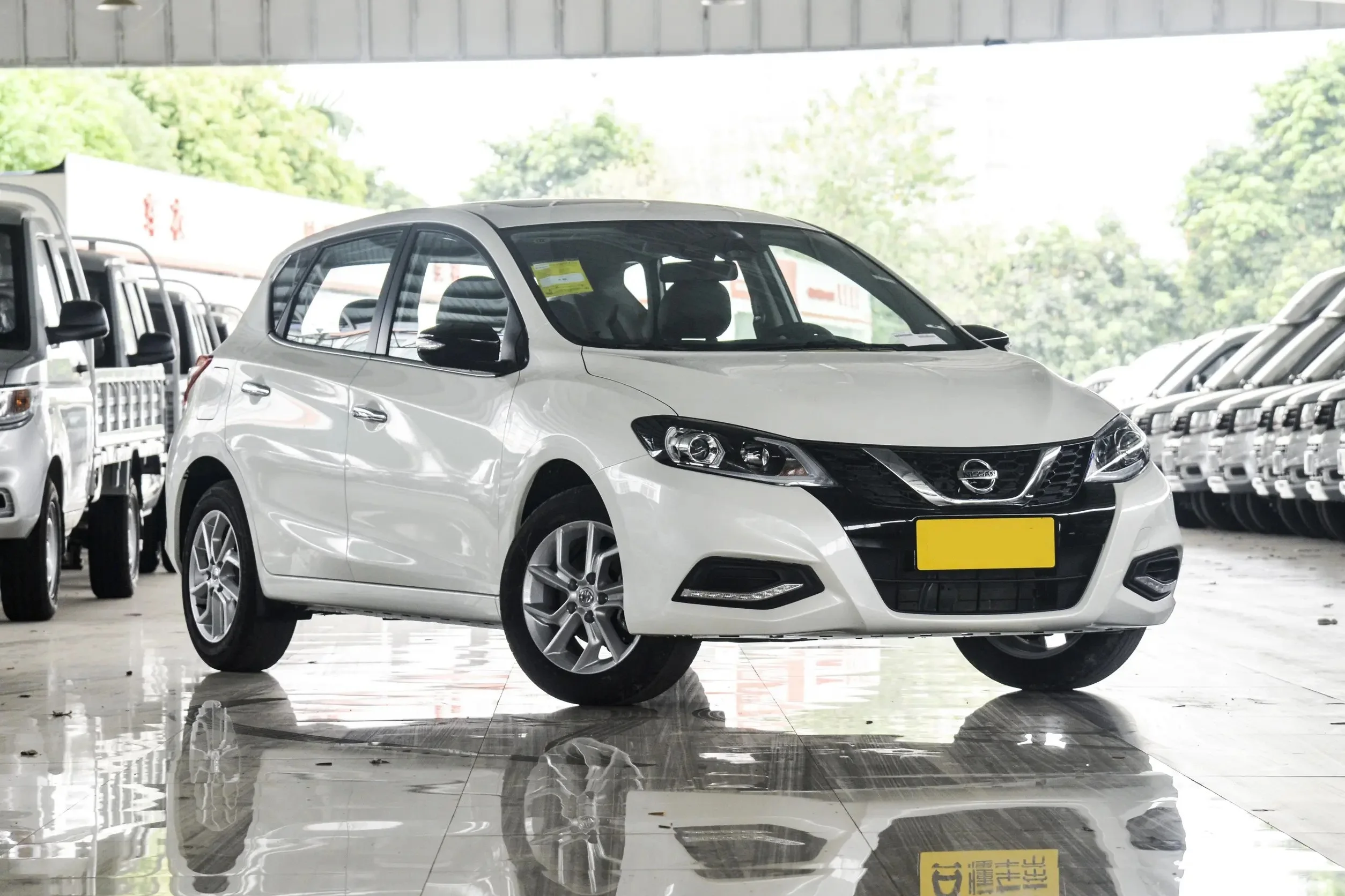 2024 Dongfeng Nissan TIIDA Hatchback 1.6L 122PS Sedan Gasoline Fuel Left Steering Five-Door Five-Seat Leather Manual Gearbox