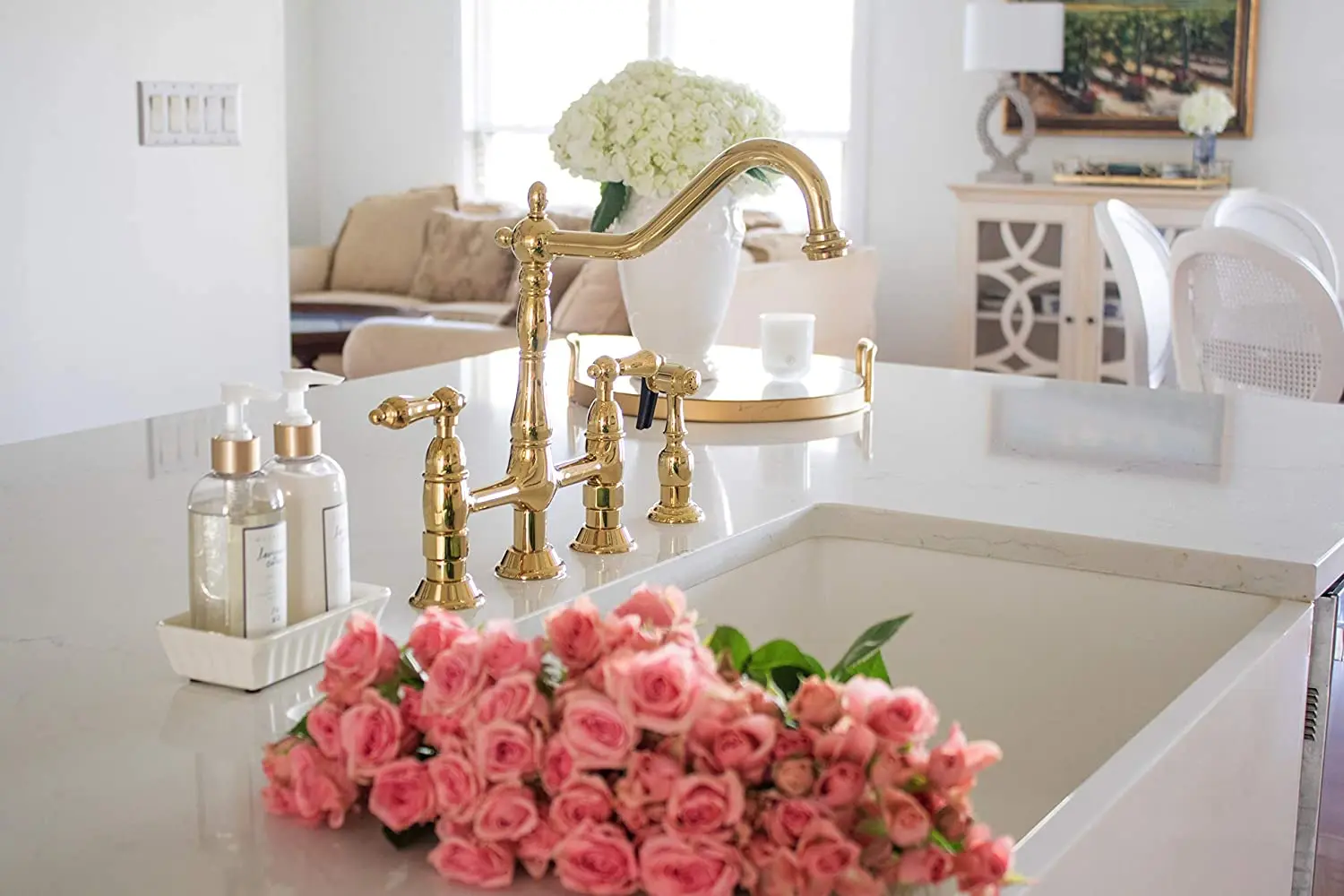 European Retro Style Economic Faucet Bronze Painting Bright Kitchen Sink Faucet Basin Single Cold Faucet One Handle Sink Mixer