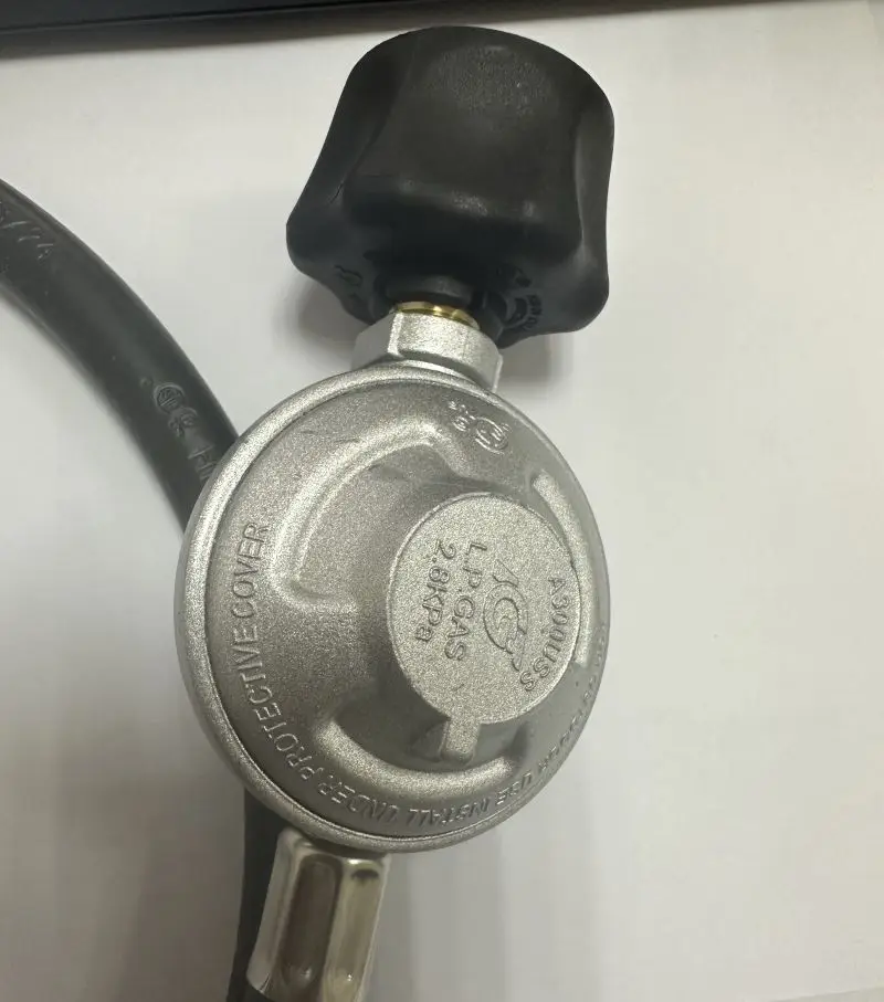 Source factory hot selling America lpg gas regulator 2.8kpa inlet QCC pressure relief gas regulator with CE certification
