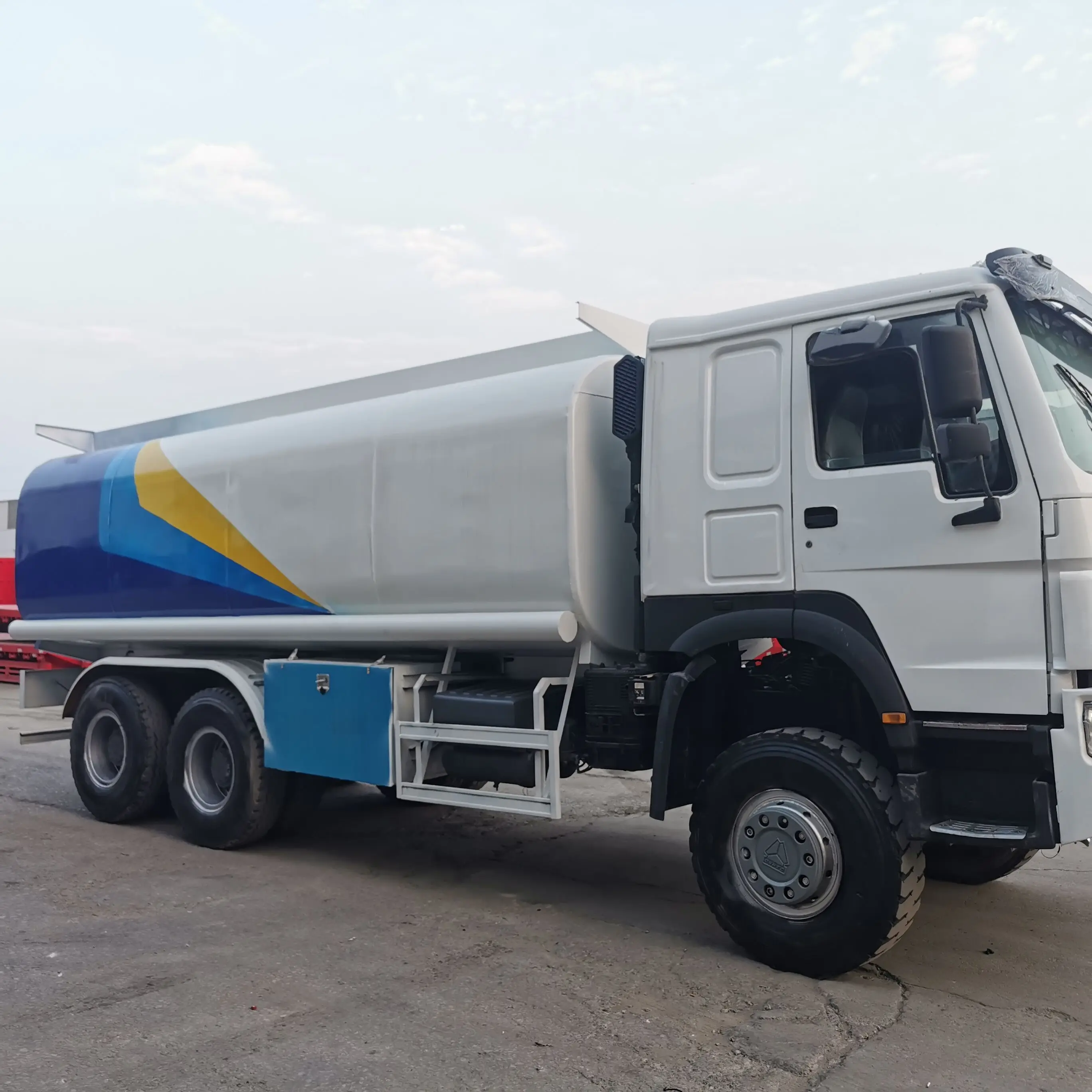 Used High Quality 20000L Sinotruck HOWO 6X4 Second Hand Fuel Tanker Trucks