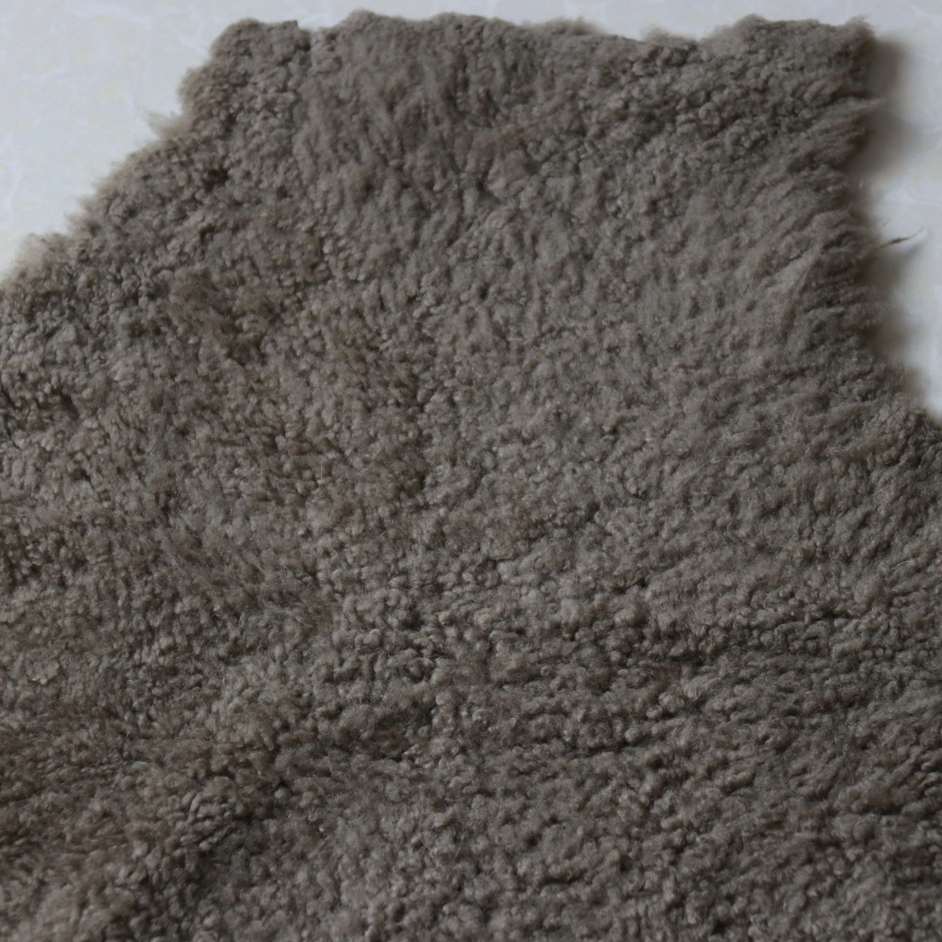 Заводская оптовая цена Короткие вьющиеся шерстяные шкуры из натуральной австралийской овчины для стульев дивана пуф постельное белье домашнего интерьера