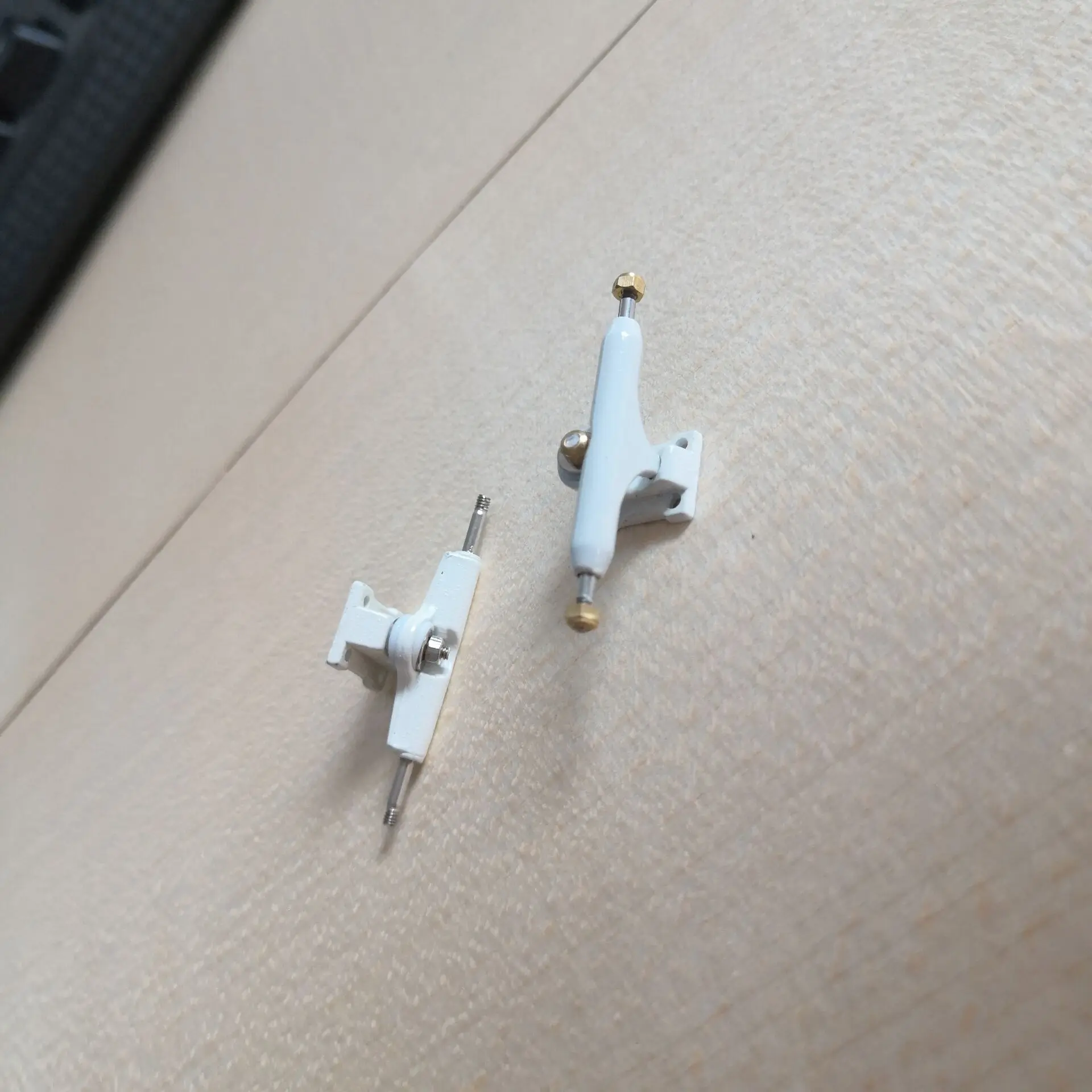 32mm Solid Finger Skateboard Trucks New Single Axle 32mm trucks with Lock Nuts